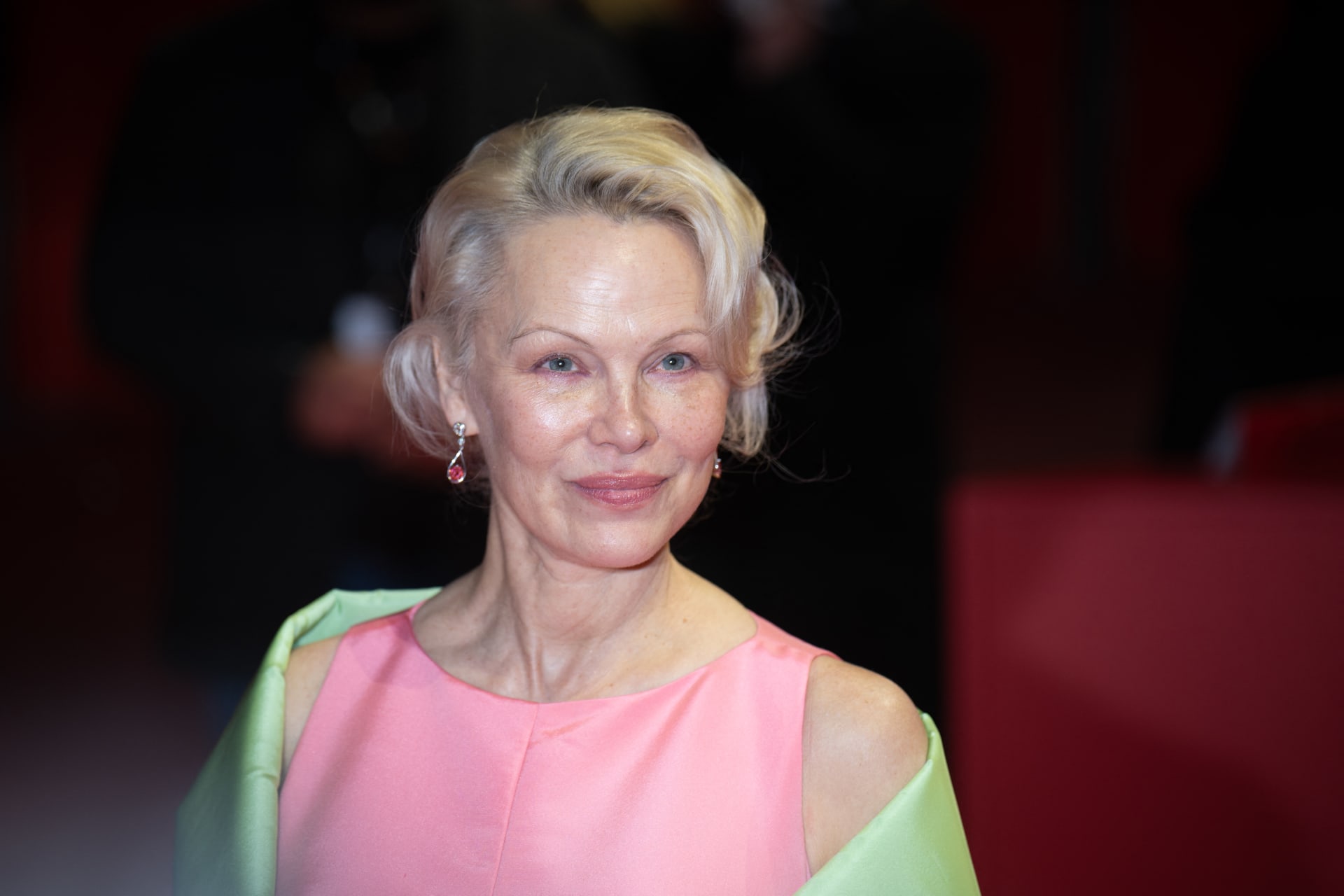 باميلا أندرسون تودّع إغراء التسعينيات.. والزهري الهادئ نجم السجادة الحمراء