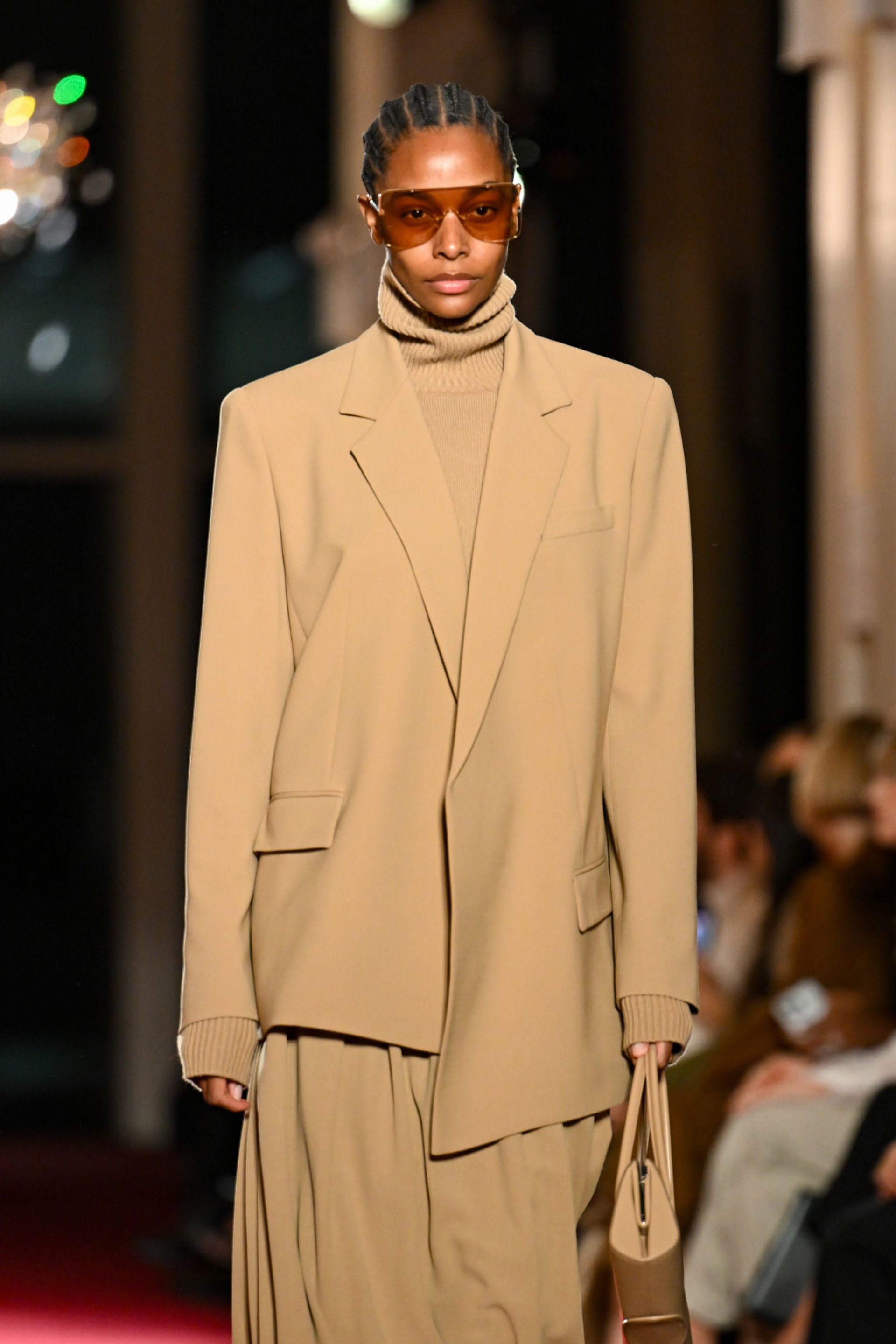 ركّز مايكل كورس على التفصيلات الناعمة ليمنح أفكاره الخالدة، التي صقلها على مدى 45 عامًا في عالم الموضة، روحًا متجددة.