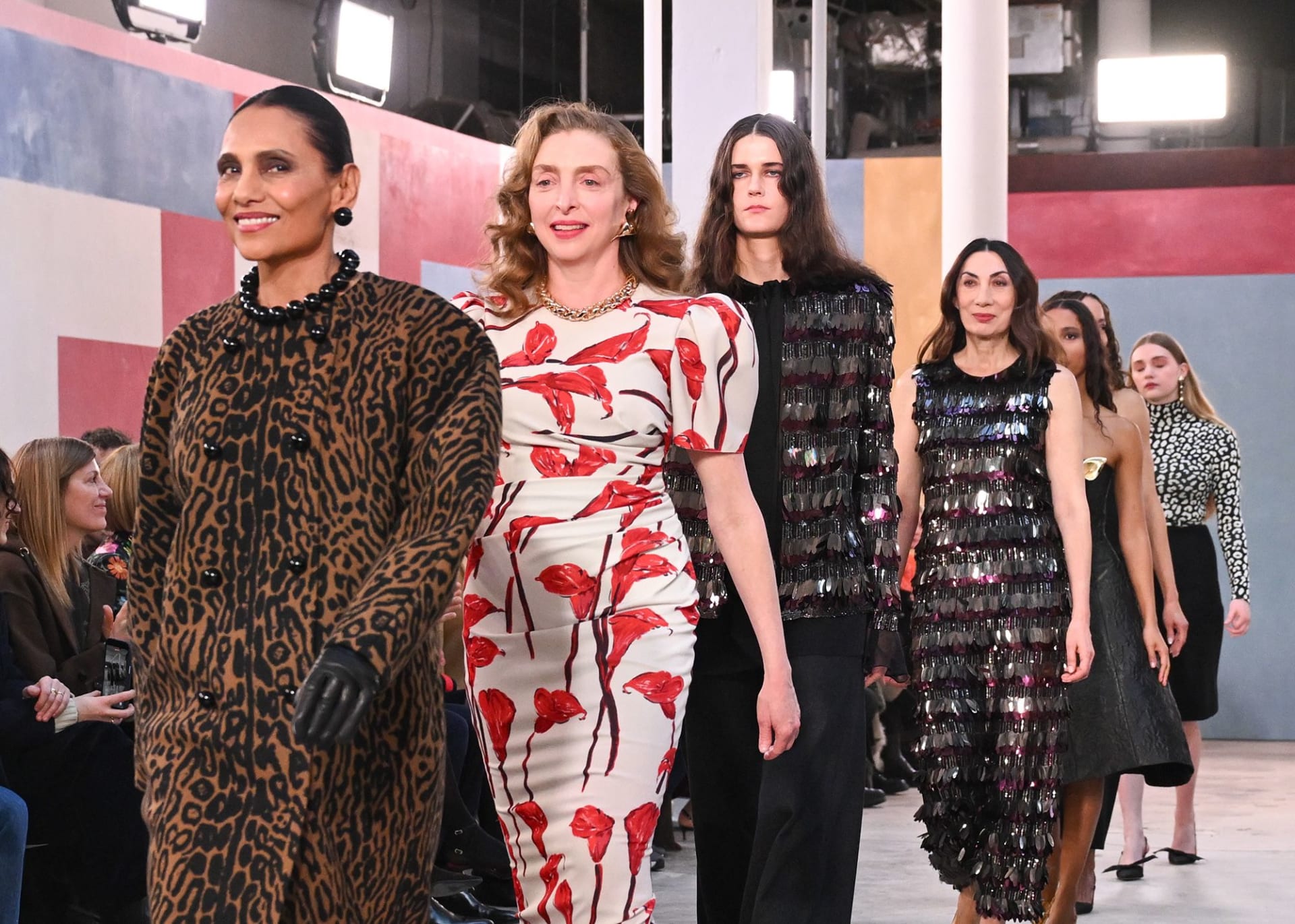 قلّة من المصممين الرجال يشعرون بالراحة في وضع المرأة في صميم رؤيتهم كما يفعل ويس غوردون، المدير الإبداعي لدار كارولينا هيريرا. هذا الموسم، ضمّت مجموعته شخصيات مؤثرة من عالم الفن، مثل المصوّرة مينغ سميث والنحّاتة رايتشل فاينستاين.