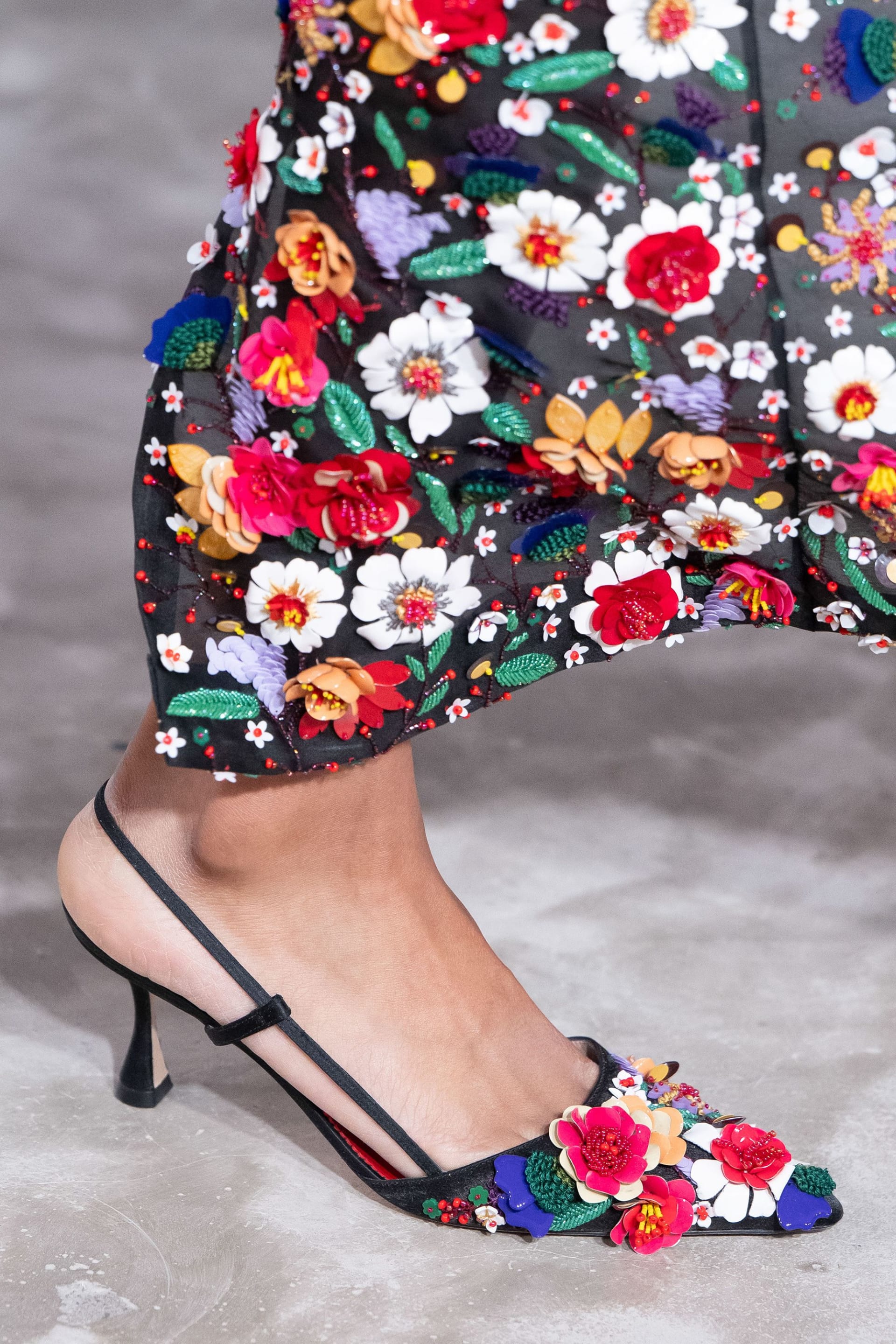 قال ويس غوردون إن هذه الزخارف الزهرية المرصعة، على الأحذية والفساتين، ذكّرته بأعمال الرسامة آمي شيرالد، التي شاركت أيضًا في عرض الأزياء كعارضة.