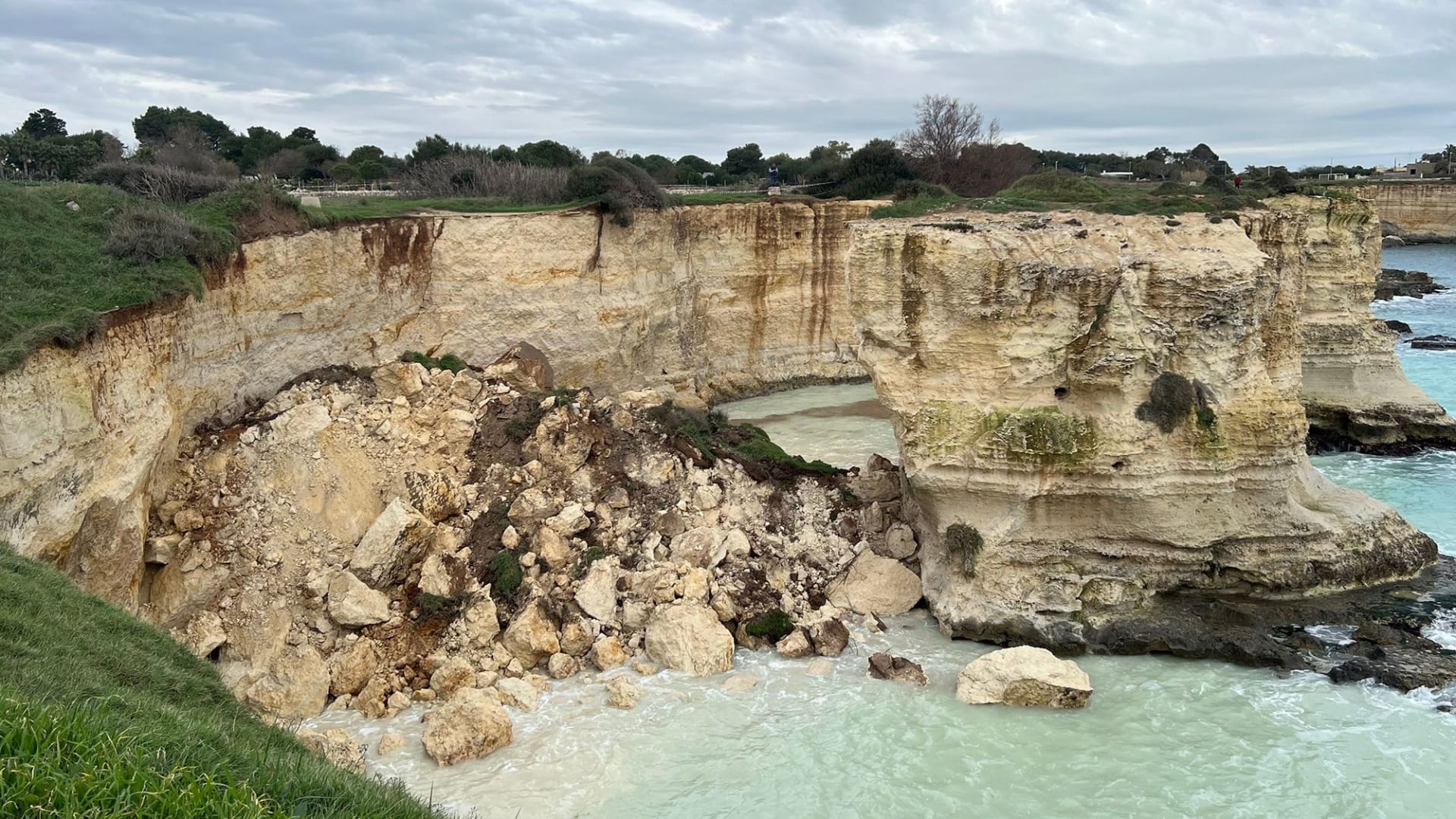 "قوس العشاق".. انهيار مزار شهير للرومانسيين في إيطاليا خلال عيد الحب