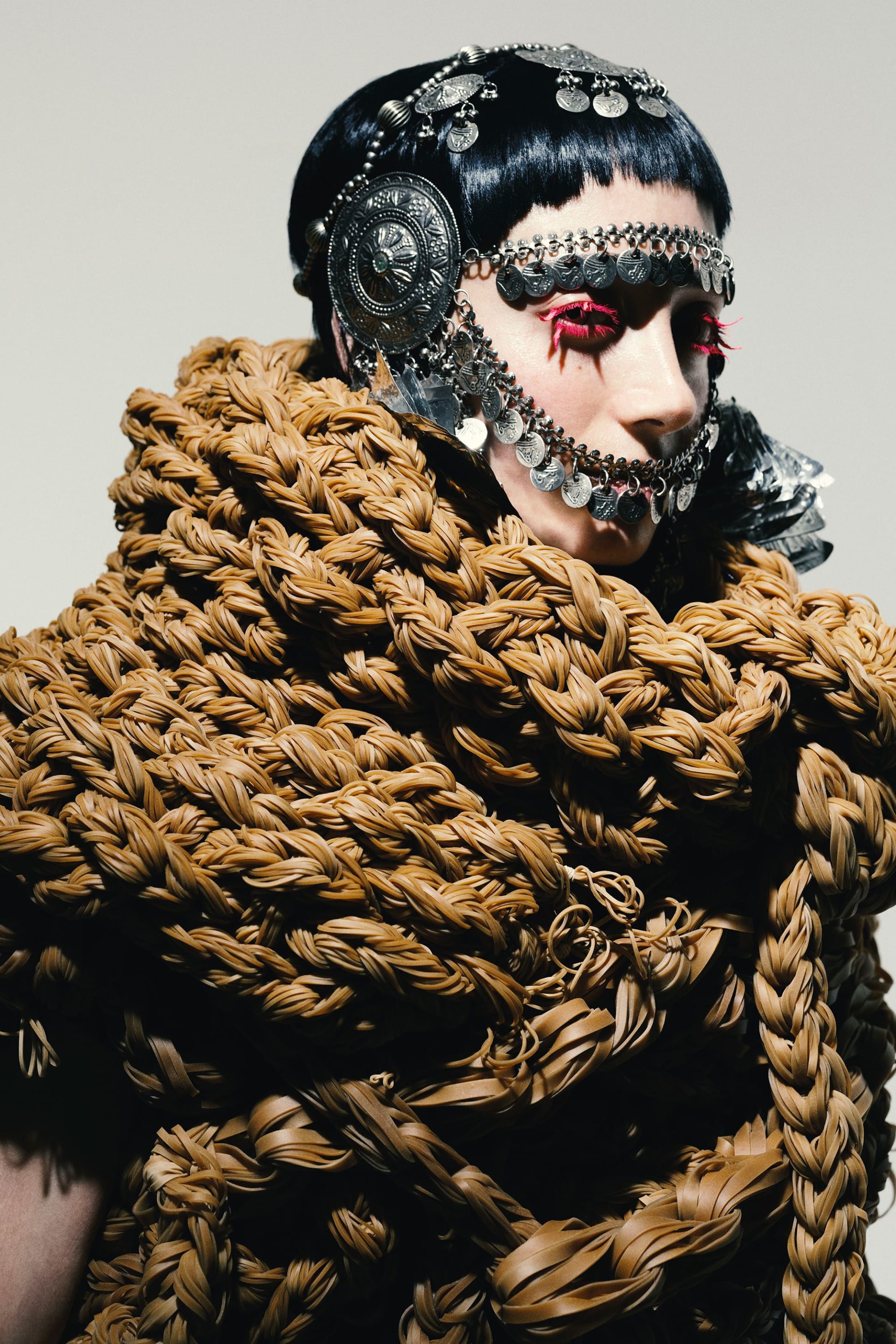 التطريز الفلسطيني تحت المجهر.. حكاية حفاظ النساء على هوية مطرزة بالخيط