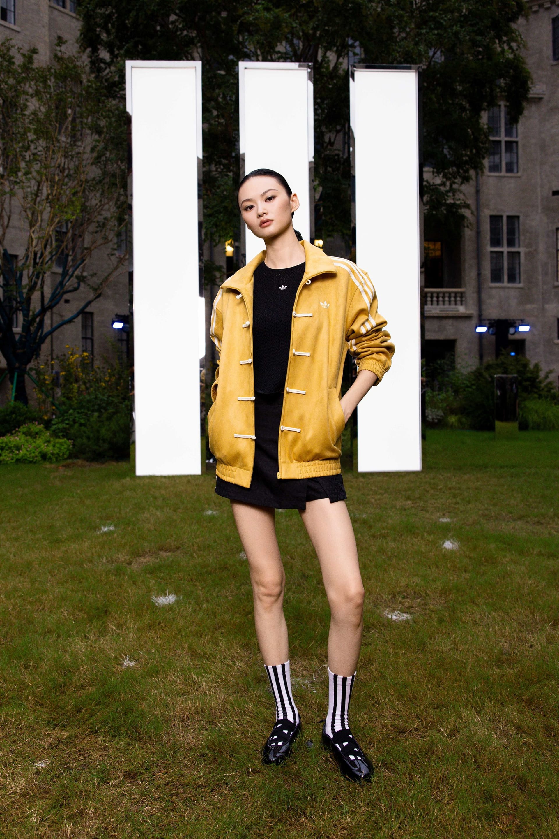 الجاكيت، الذي ارتدته عارضة الأزياء الصينية هي كونغ، انتشر بسرعة على "تيك توك" ومنصات التواصل الاجتماعي الأخرى.