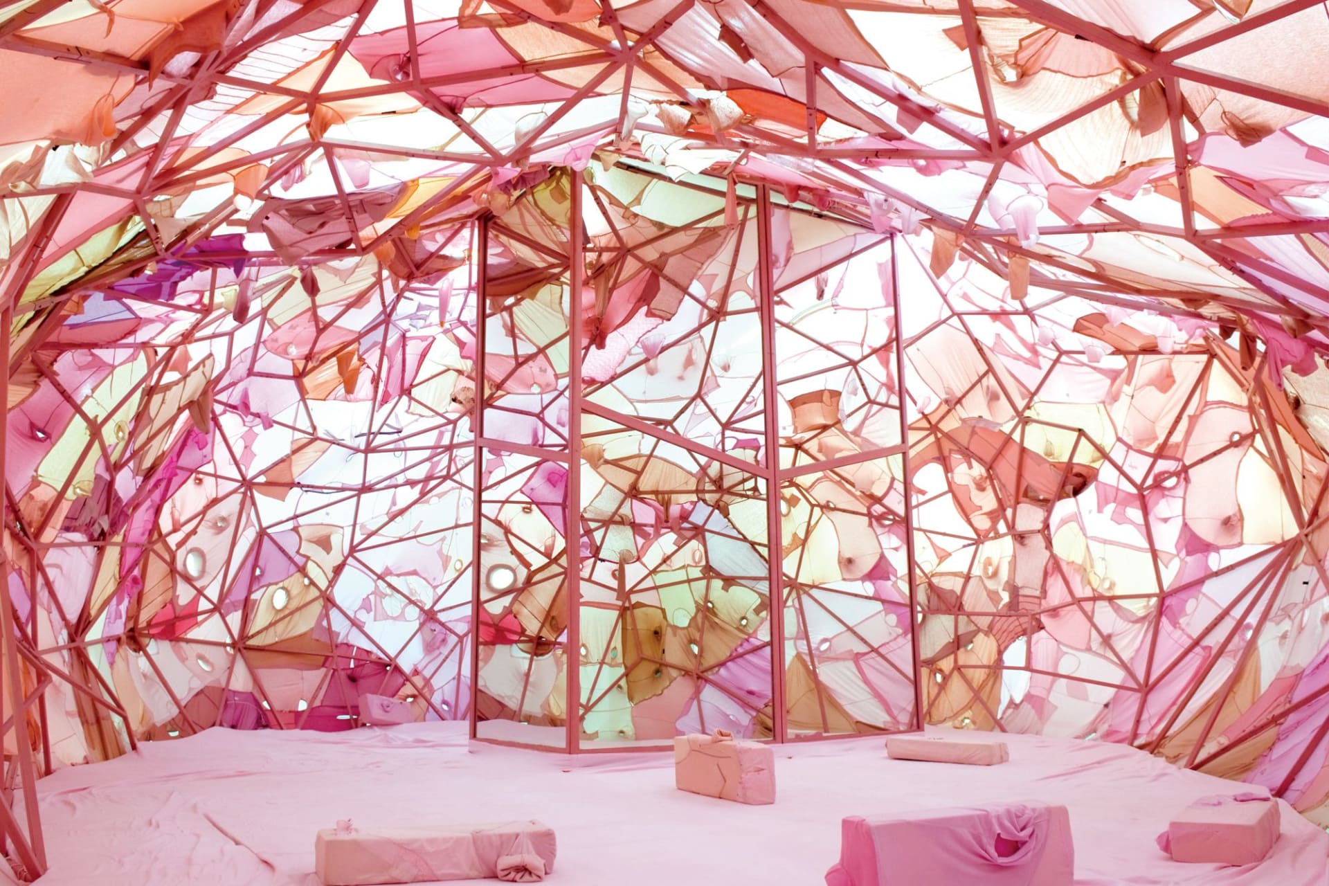 فنانة صينية تحوّل الملابس القديمة إلى فن حيّ في قلب لندن