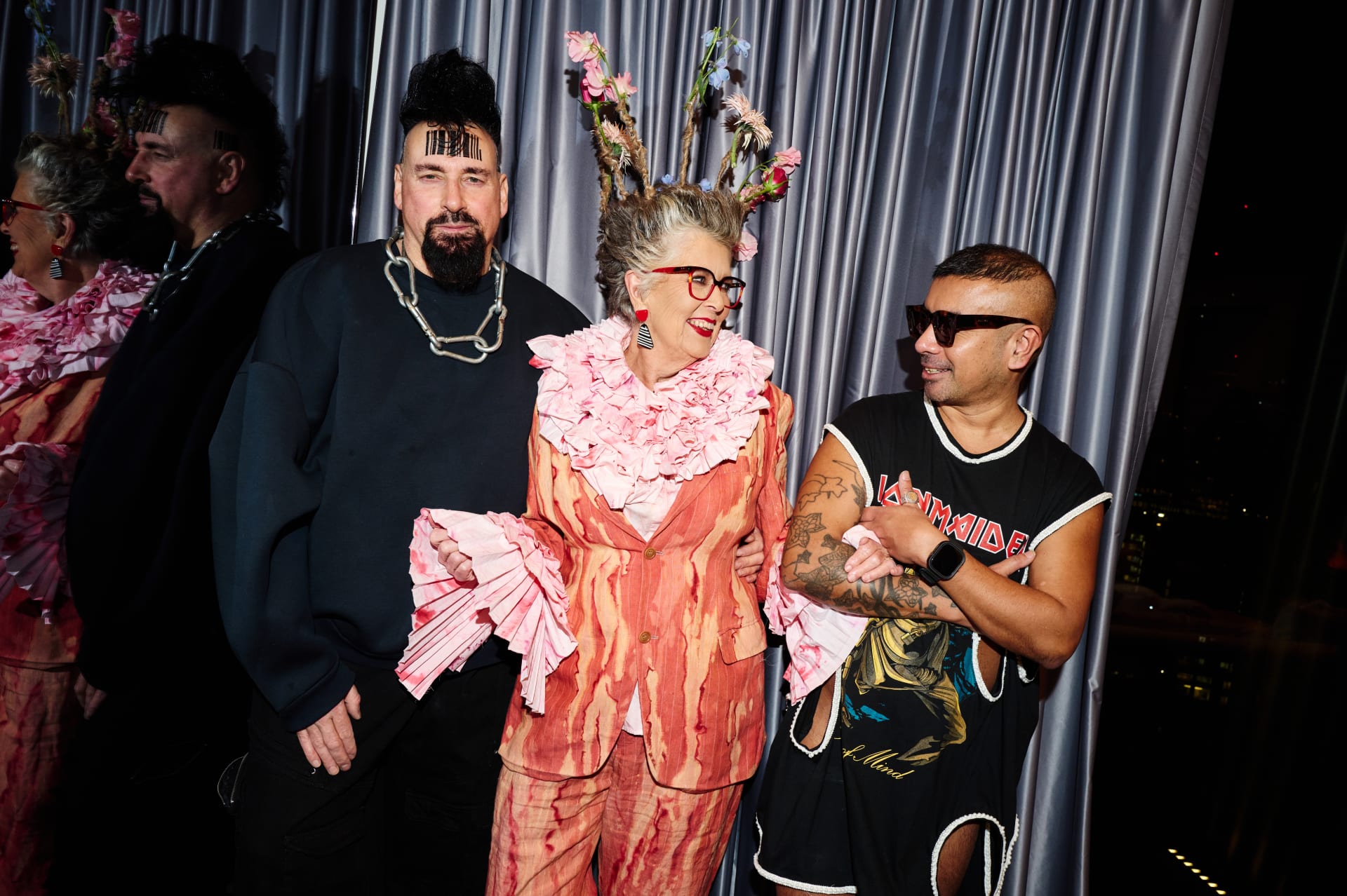 برو ليث برفقة "فين" و "أومي" المصممين اللذين يقفان خلف العلامة البريطانية. 