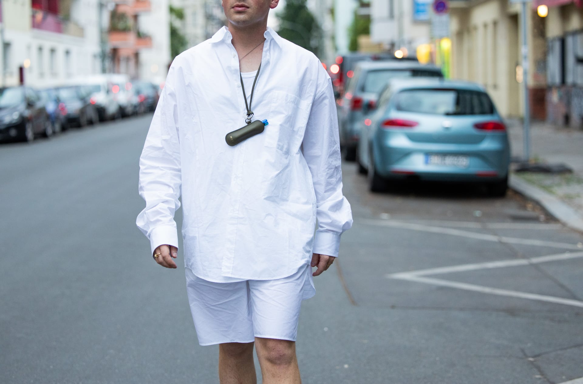 "أمي صنعت هذا مجانًا".. قميص أبيض محترق بمكواة يثير السخرية على مواقع التواصل الاجتماعي 