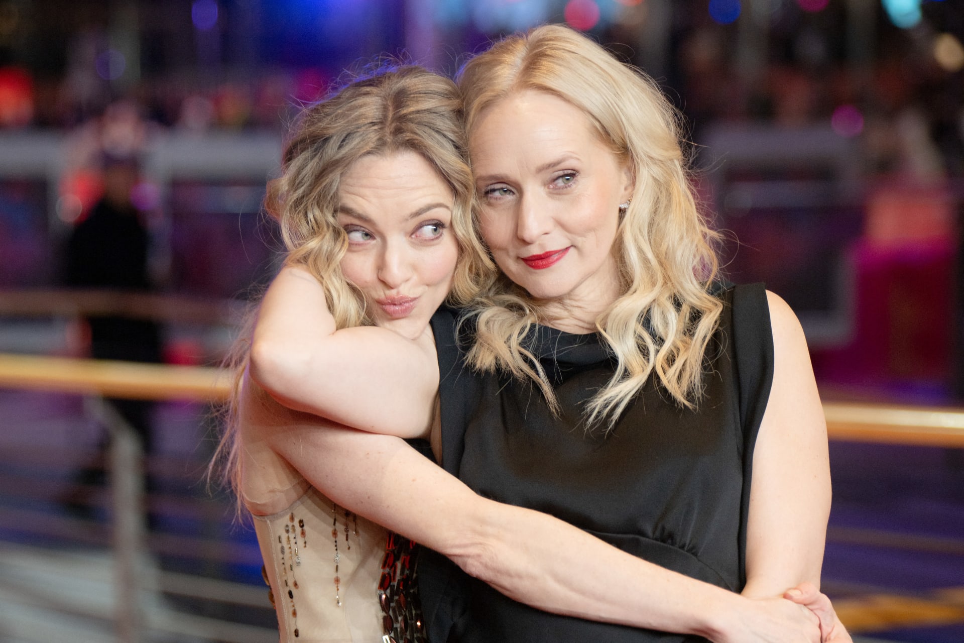 الممثّلة الأمريكيّة أماندا سيفريد خلال العرض الأول  The Testament of Ann Lee في مهرجان برلين السينمائي الدولي.