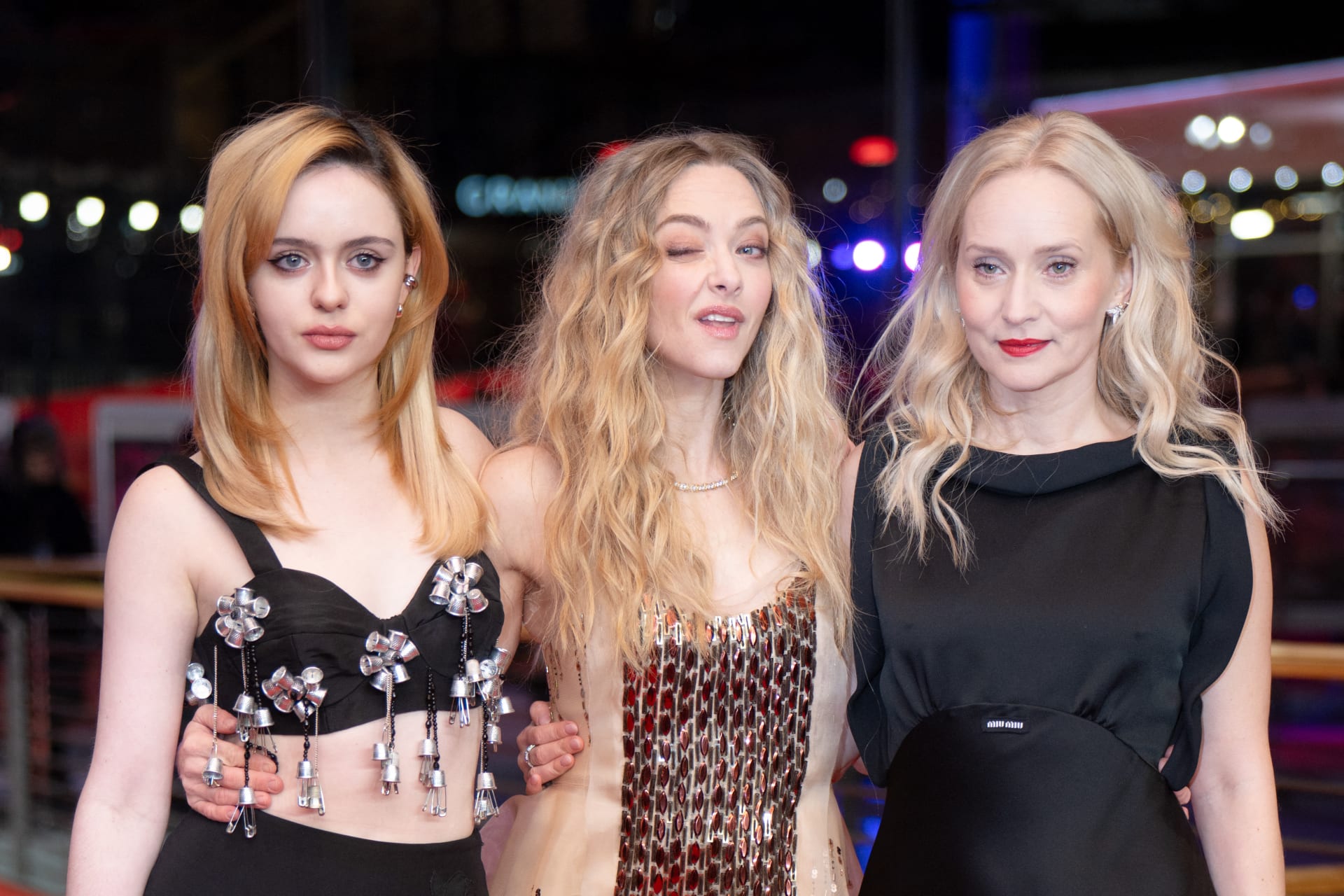 شعر منفوش وحركات وجه غريبة.. أماندا سيفريد تظهر بشكل غريب في برلين