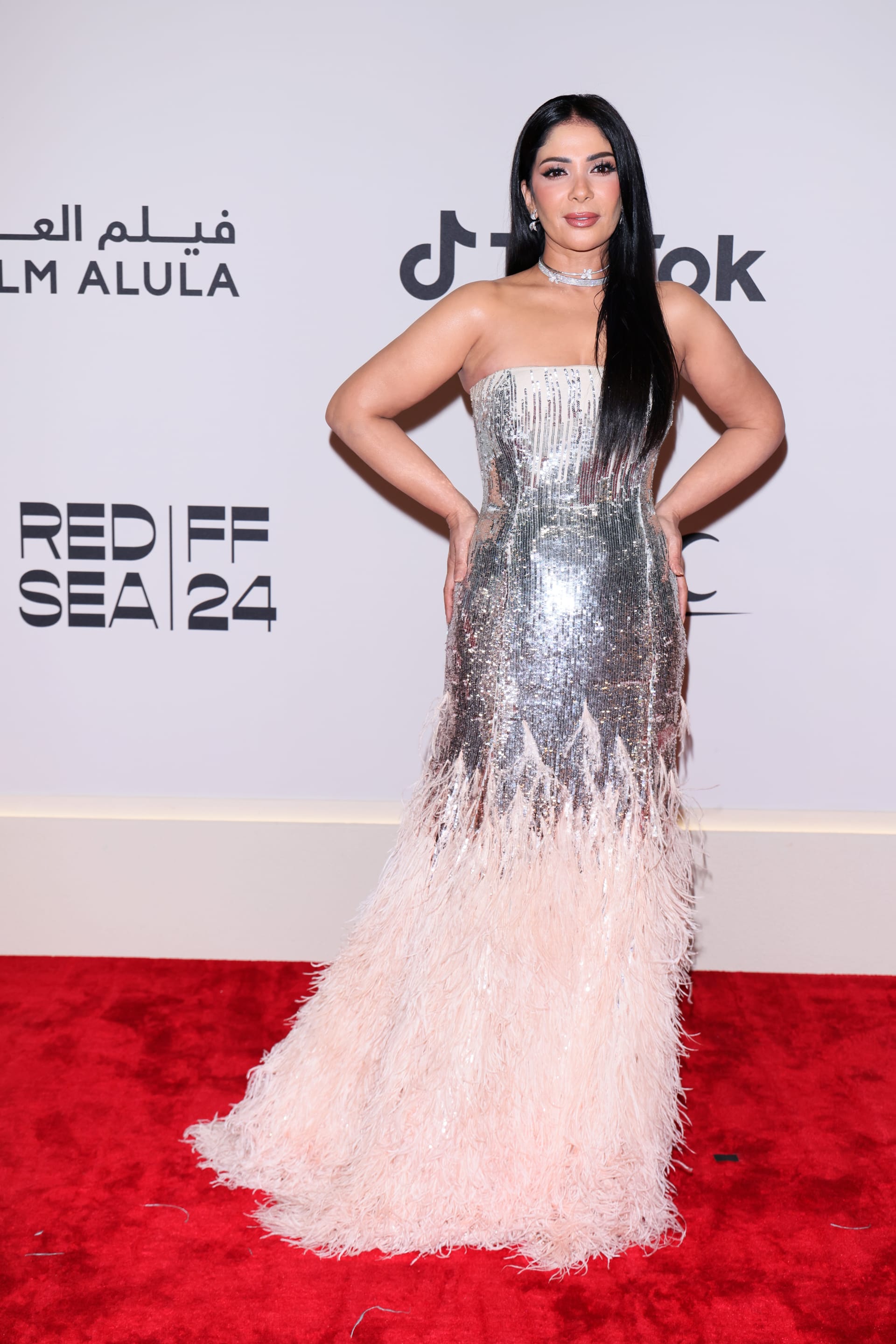 منى زكي بفستان فضي برّاق في حفل افتتاح مهرجان البحر الأحمر السينمائي 2024. 