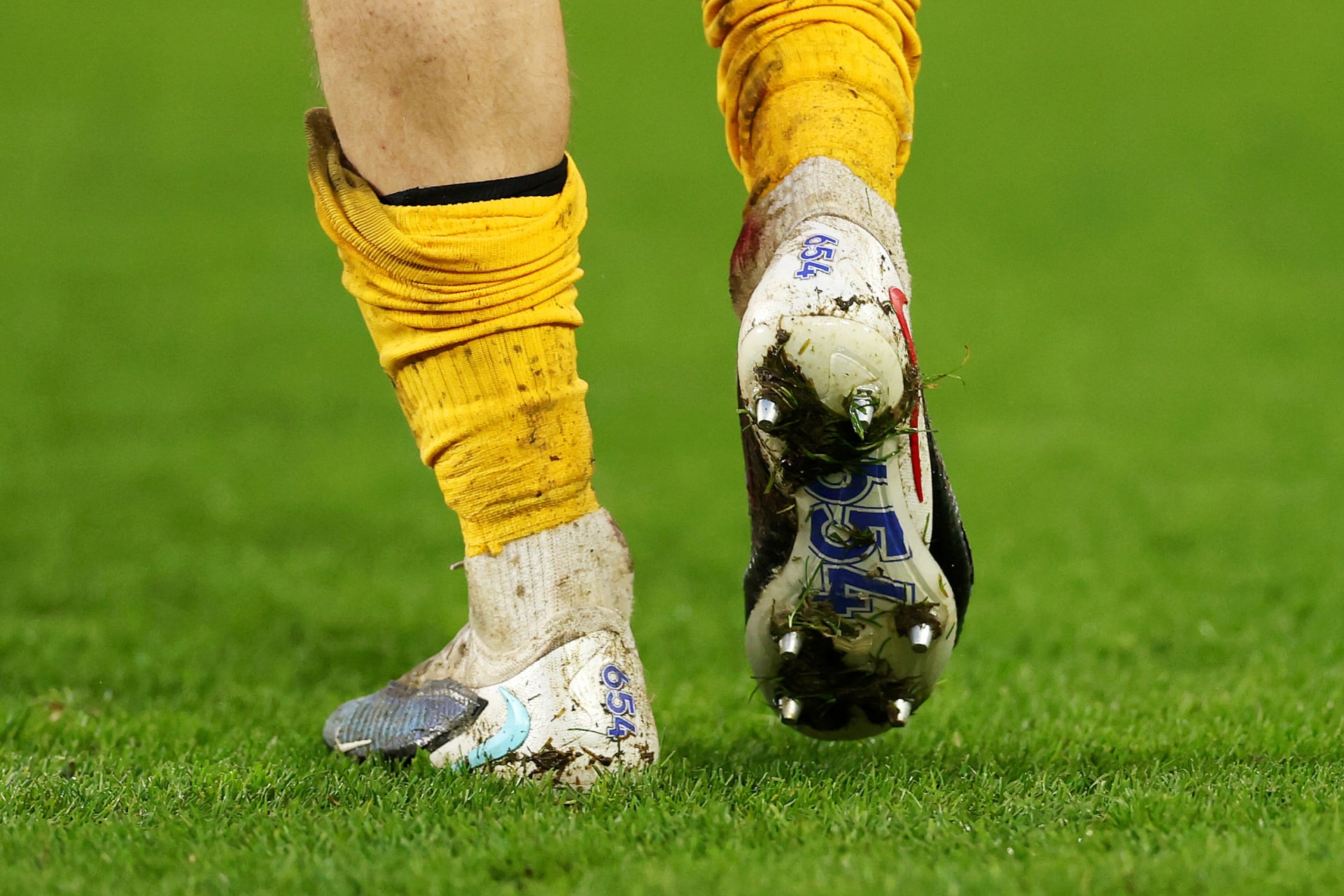 ارتدى حذاءً خاصاً بهذه المناسبة.. ميلنر يصبح أكثر اللاعبين مشاركة في البريميرليغ