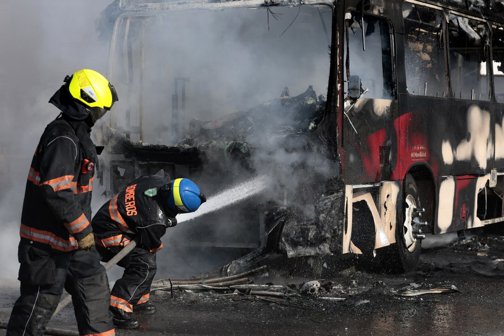 رجل إطفاء يخمد نيران حافلة مشتعلة خلال عملية أمنية استهدفت نيميسيو "إل مينشو" أوسيجويرا سيرفانتس، زعيم كارتل خاليسكو للجيل الجديد بالمكسيك، في 22 فبراير/شباط 2026،