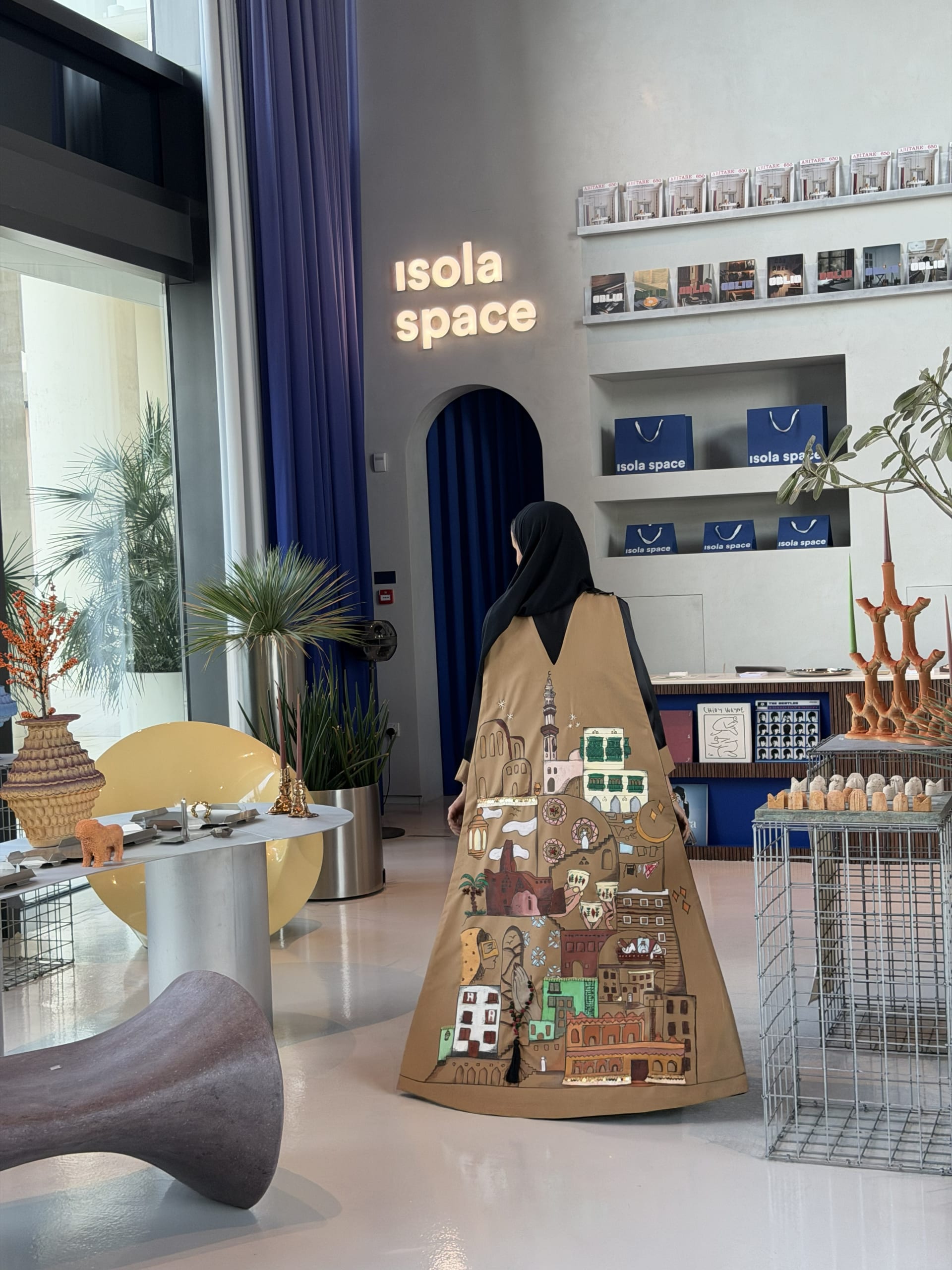 عباءة سعودية تحول تراث المملكة إلى لوحة فنية خلال رمضان