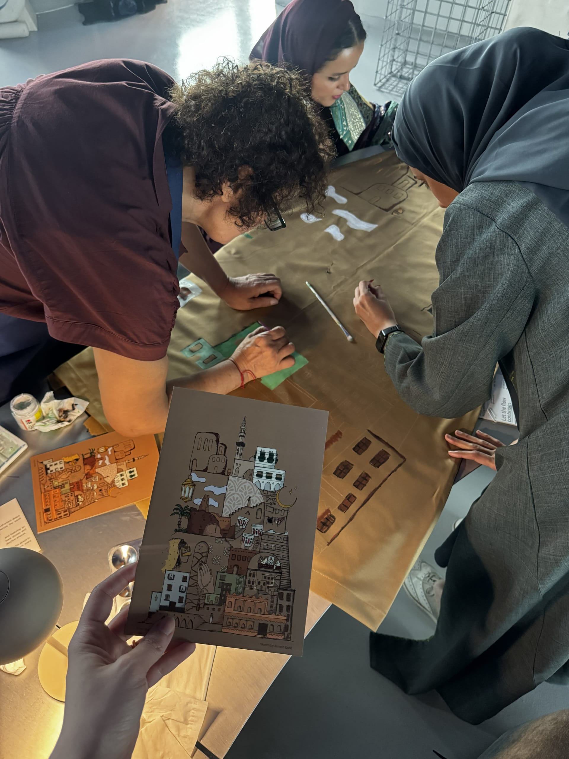 عباءة سعودية تحول تراث المملكة إلى لوحة فنية خلال رمضان