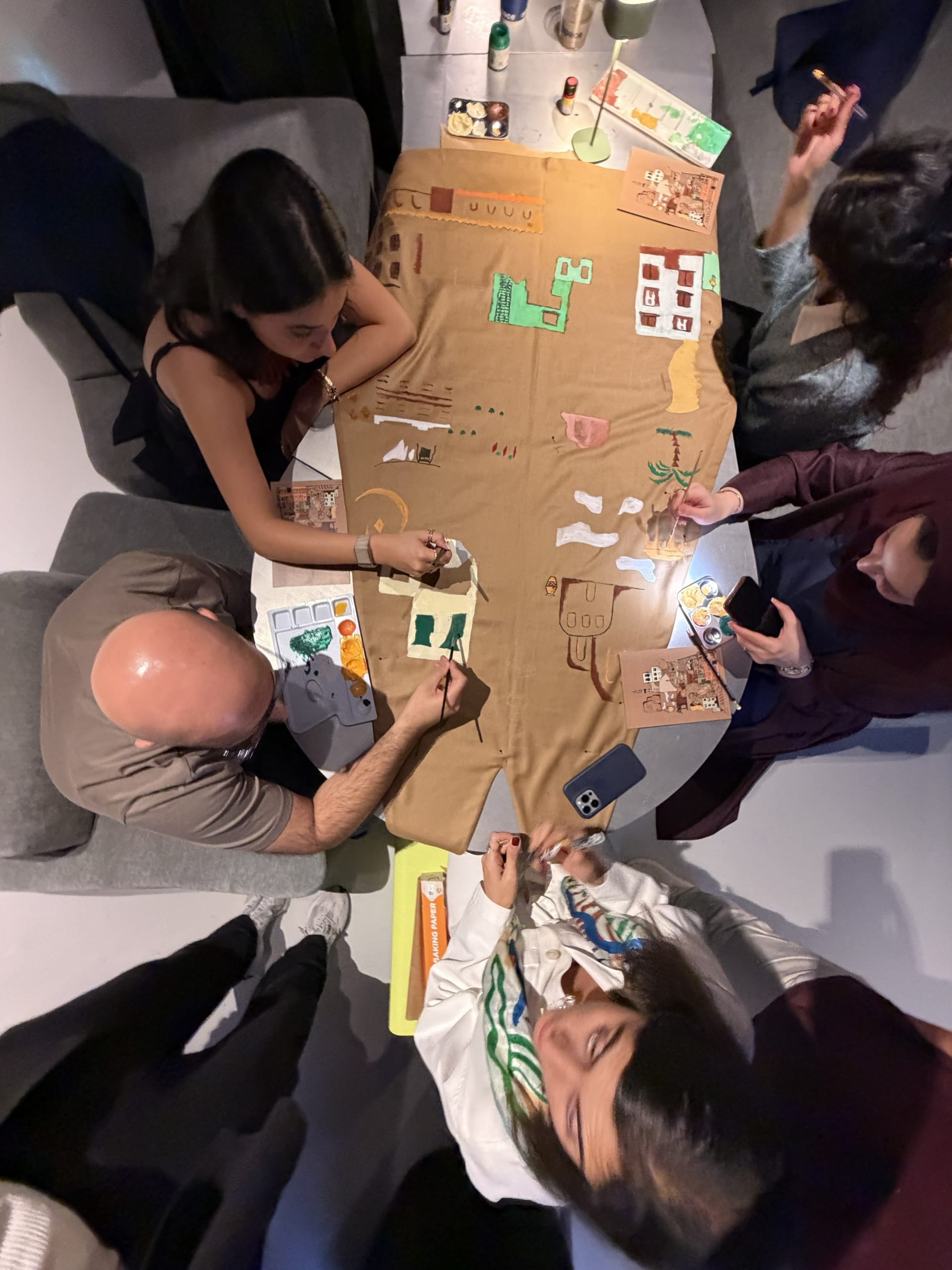 عباءة سعودية تحول تراث المملكة إلى لوحة فنية خلال رمضان