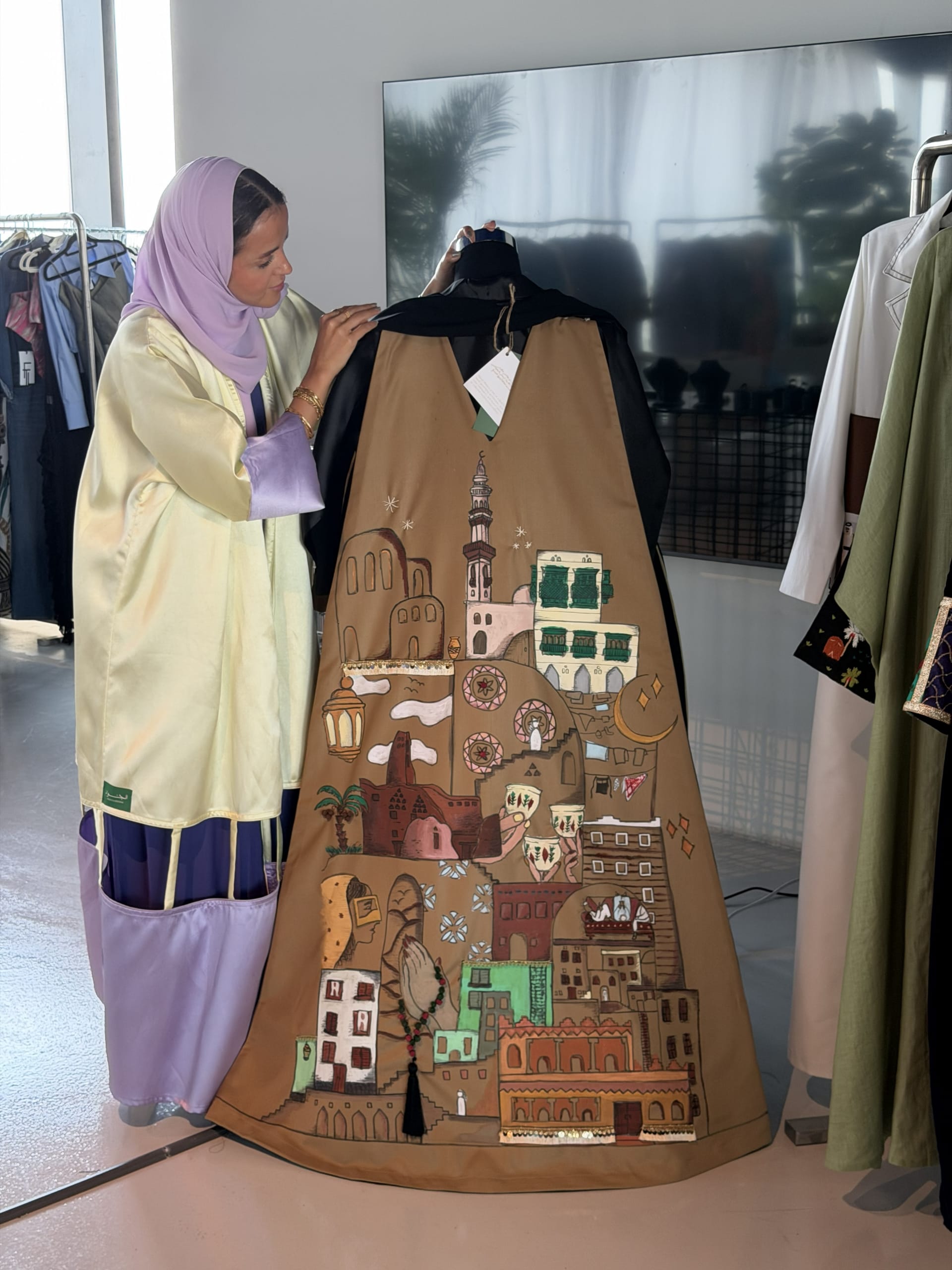 عباءة سعودية تحول تراث المملكة إلى لوحة فنية خلال رمضان