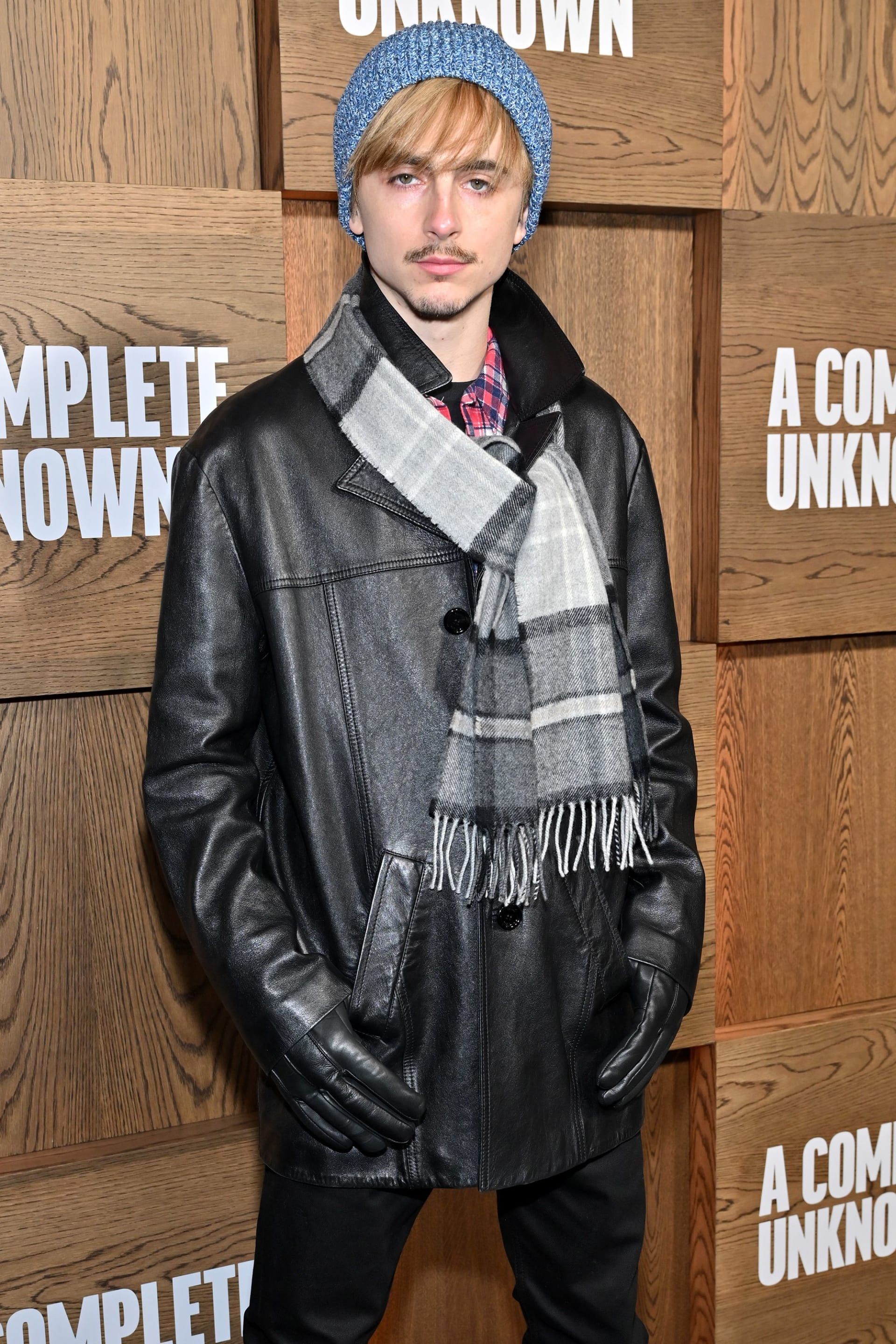 يعيد الممثل الأمريكي- الفرنسي تيموثي شالاميه ابتكار إطلالة نادرة لبوب ديلان خلال العرض الأول لفيلم "A Complete Unknown" في نيويورك عام 2024.