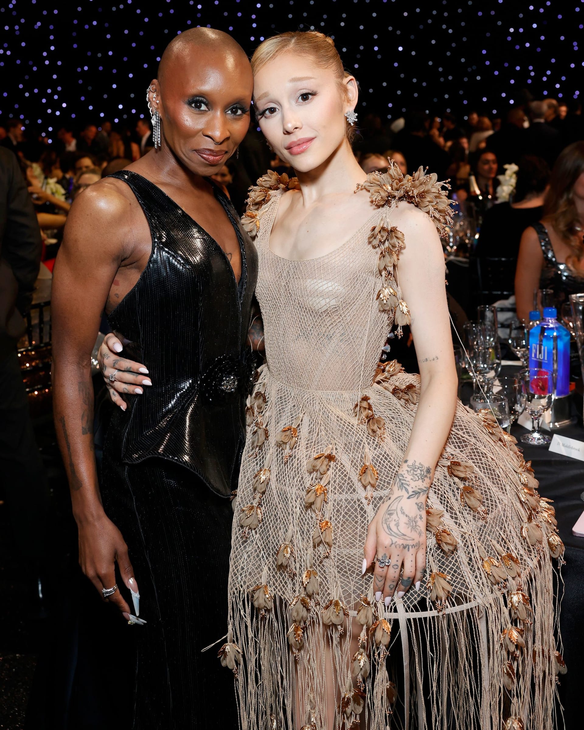 سينثيا إريفو وأريانا غراندي تحضران حفل جوائز Critics Choice في 2025.