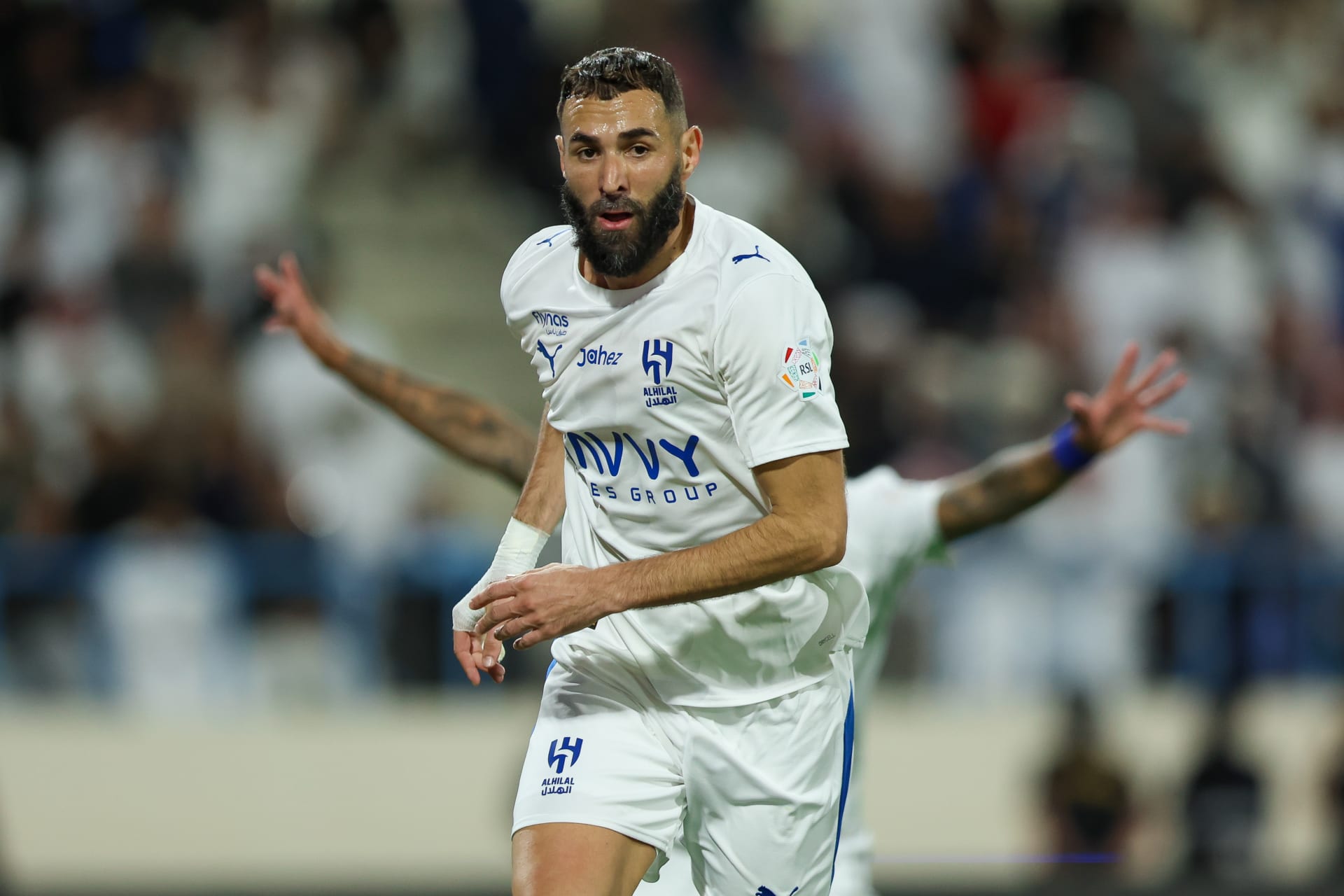 الهلال السعودي يكشف مدة غياب بنزيما بداعي الإصابة