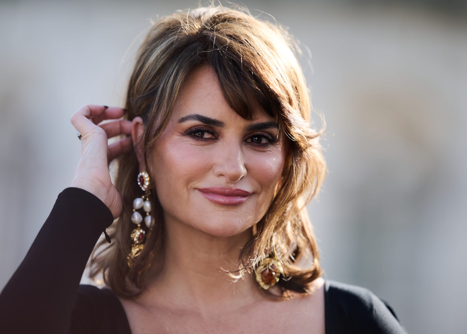 تناغمت الإطلالة الأنثوية مع أقراط ضخمة وتسريحة "بوب" ومكياج لامع. 