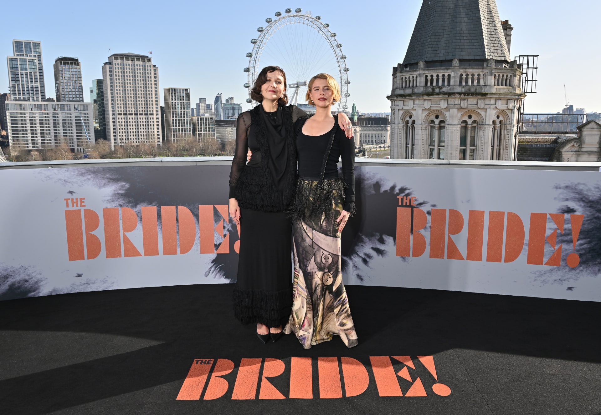 الممثّلة والمغنّية الإيرلندية جيسي باكلي والممثّلة الأميركيّة ماغي جيلينهال بأزياء  سوداء  في حلسة التصوير. 