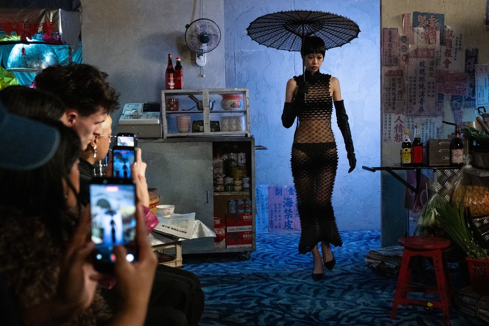 قدّم تشيت لو عرضه هذه المرة في فندق ماندارين أورينتال، حيث استلهم من جذوره الثقافية وحوّل القاعة إلى سوق ليلي على طراز هونغ كونغ.