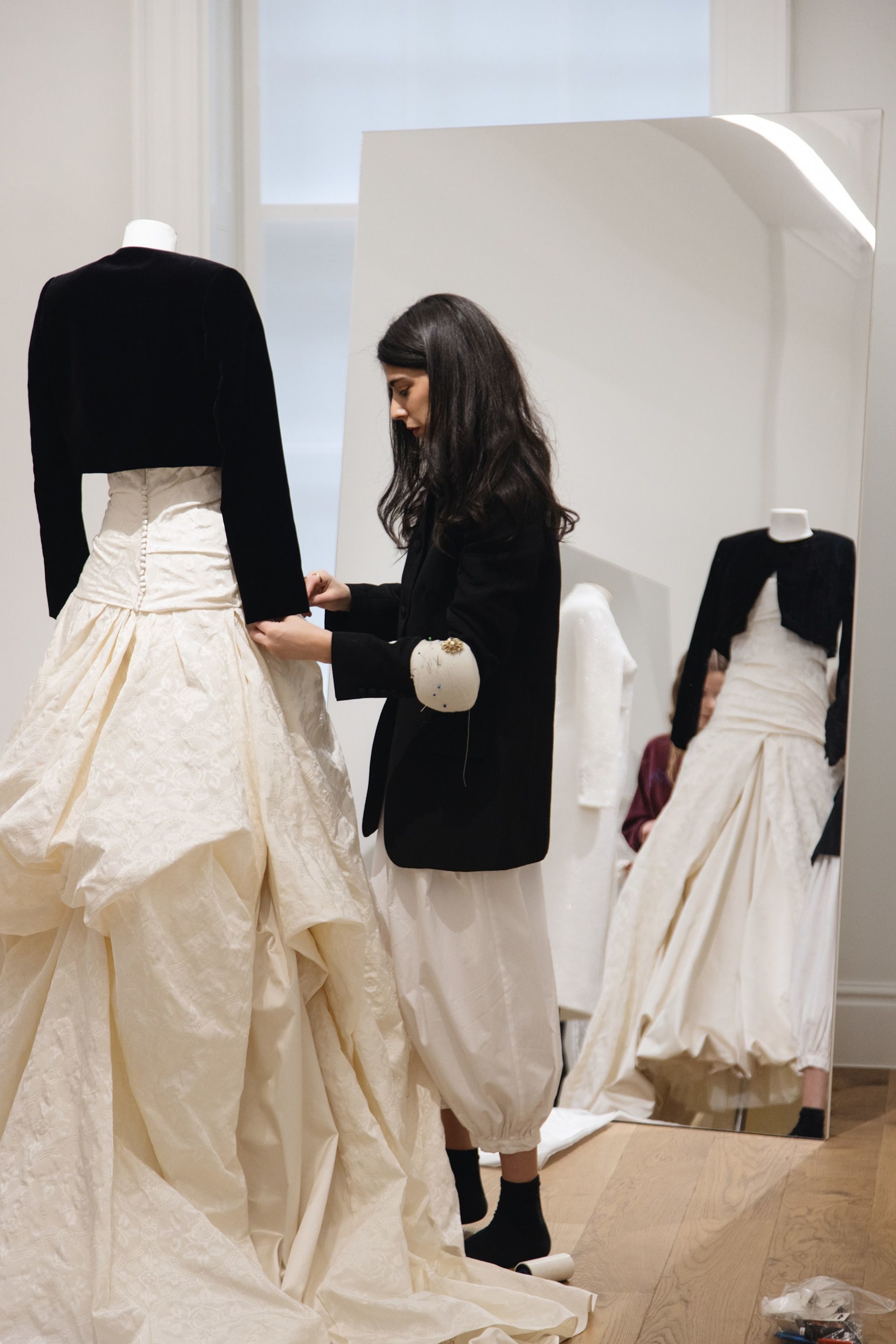 في عرض علامة "ليبروي"، قدمت المصممة تاليا لوباتون رؤيتها لتوسيع نطاق العلامة بما يتجاوز جاكيتاتها المميزة، بما في ذلك أزياء الزفاف.