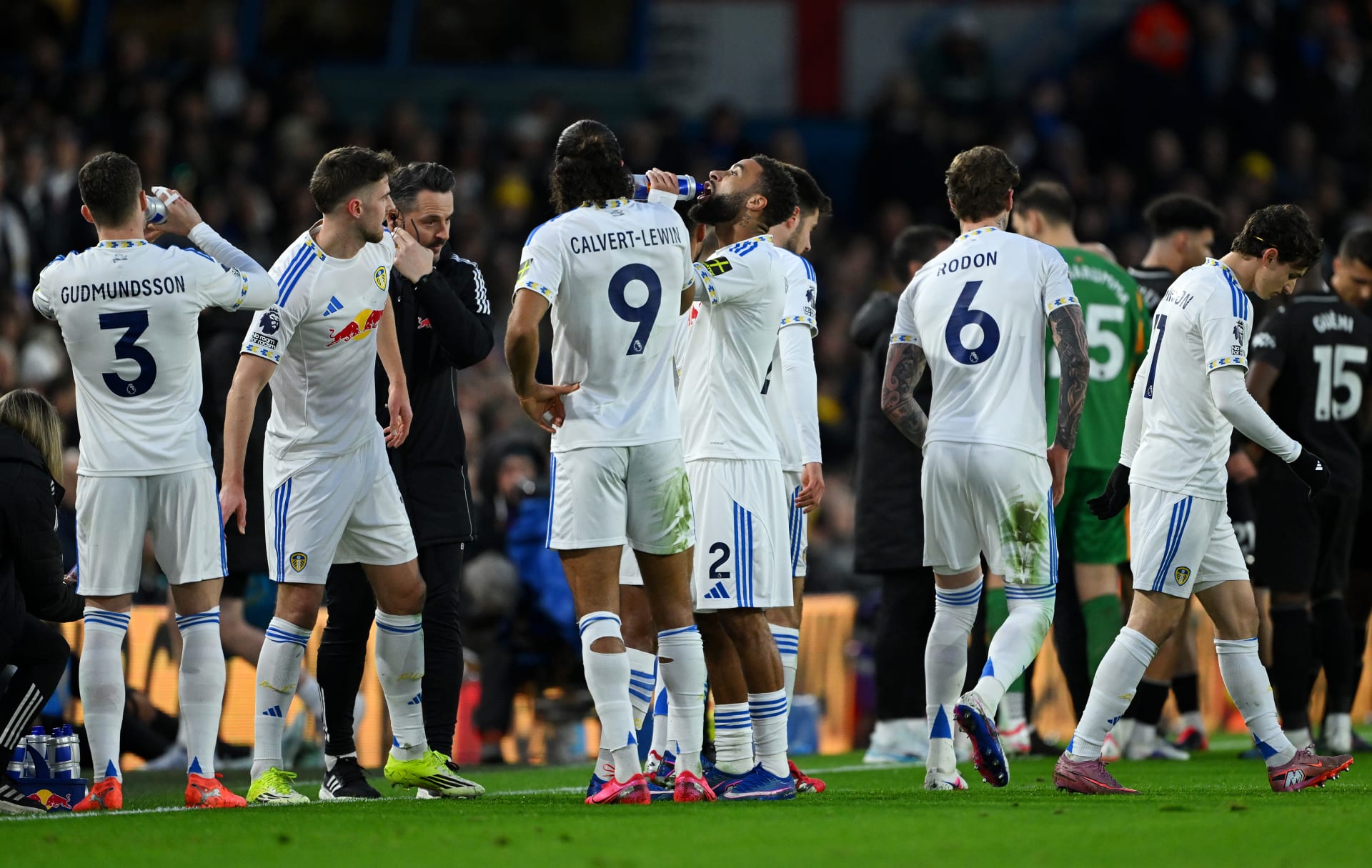 لقطات لكسر اللاعبين المسلمين صيامهم خلال مباراة مانشستر سيتي وليدز يونايتد