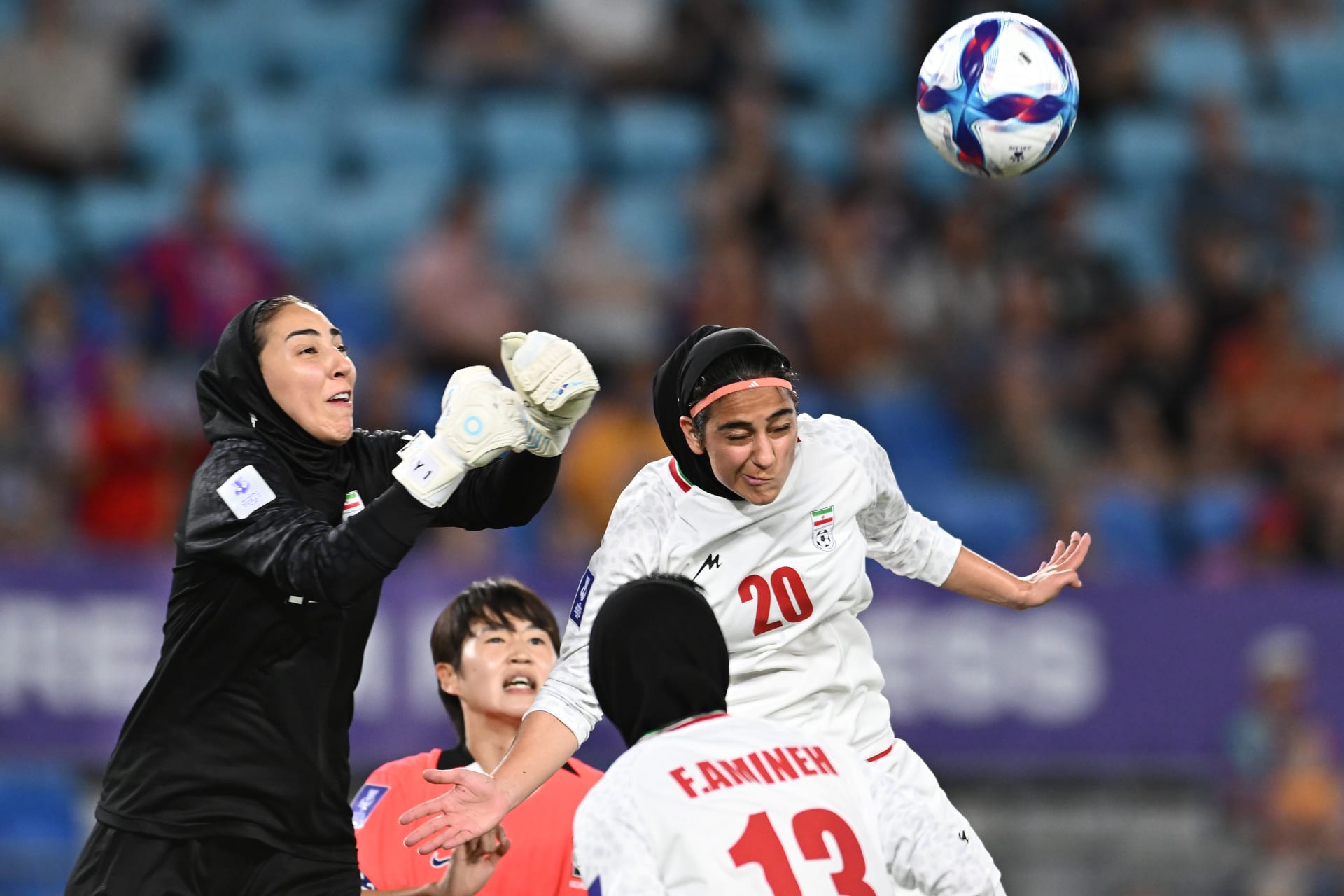 لاعبة إيرانية ببعثة المنتخب إلى أستراليا تعلق على ما يحدث ببلادها