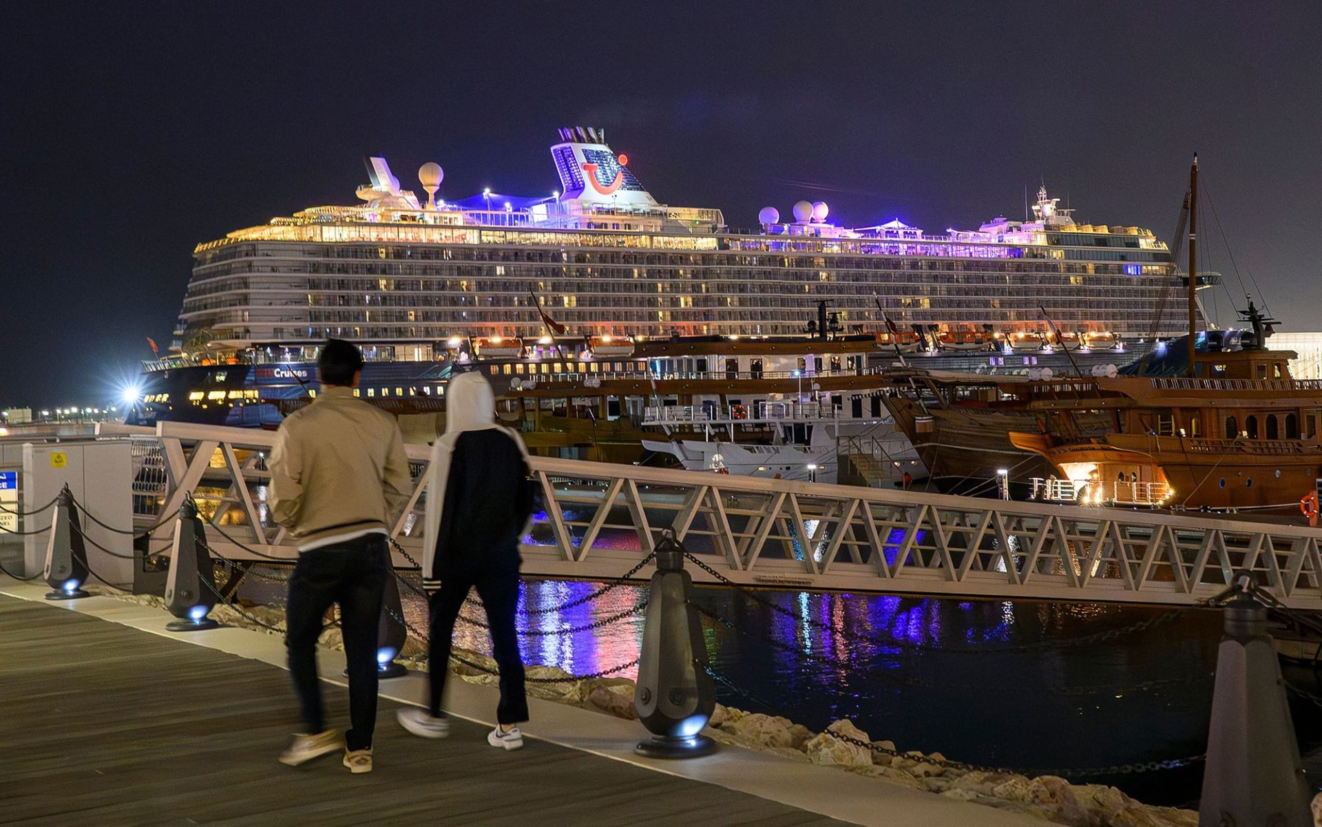 كيف هي الحياة على متن سفينة سياحية عالقة في دبي بسبب النزاع بالشرق الأوسط؟