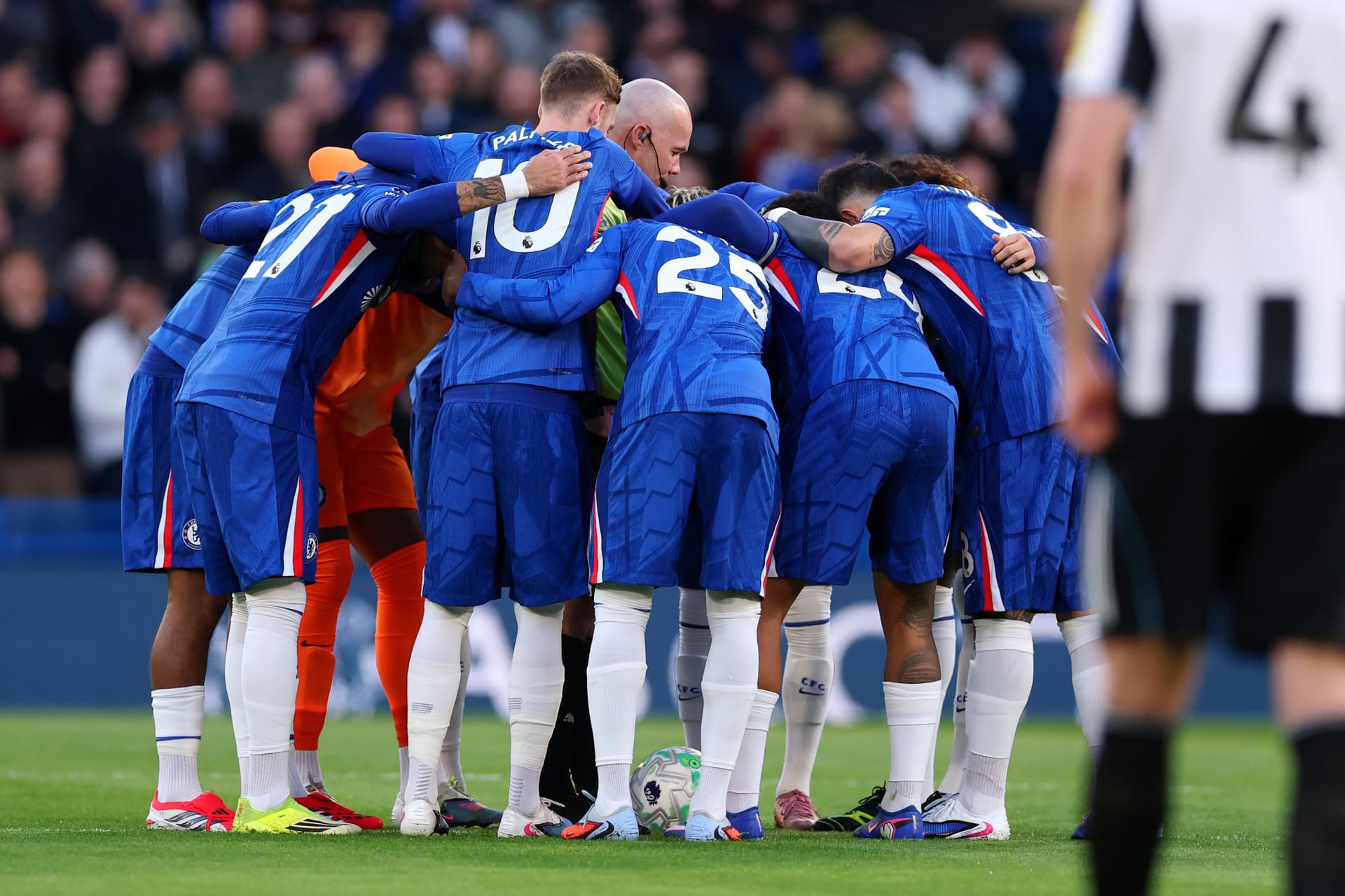 أغرب وقائع البريميرليغ.. لاعبو تشيلسي يتجمعون حول الحكم قبل بداية مباراتهم مع نيوكاسل