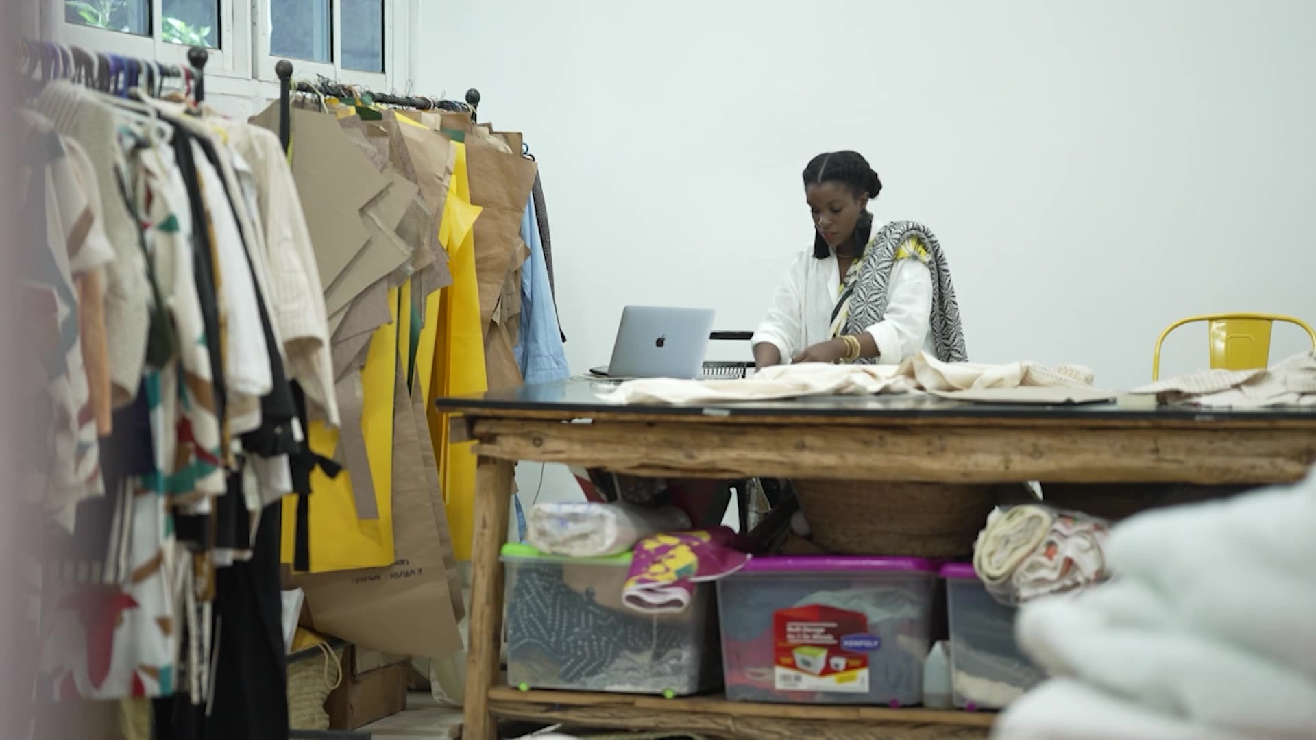 كاتونغولو مويندوا، مؤسسة علامة "كاتوش"، تعمل على مجموعتها الأخيرة في ورشتها في نيروبي، كينيا.