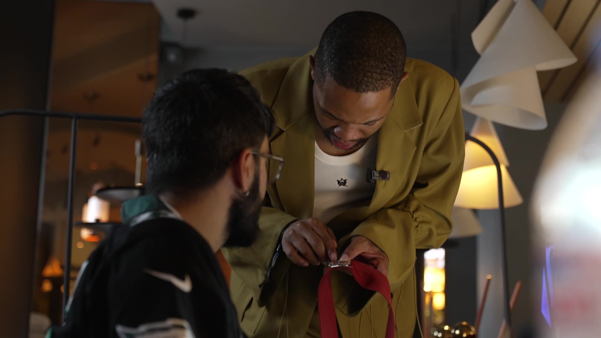 المصمم الجنوب أفريقي ثيبي ماجوغو يضع اللمسات النهائية على مجموعته قبل عرضها في فعالية Tranoi باريس في سبتمبر 2024.