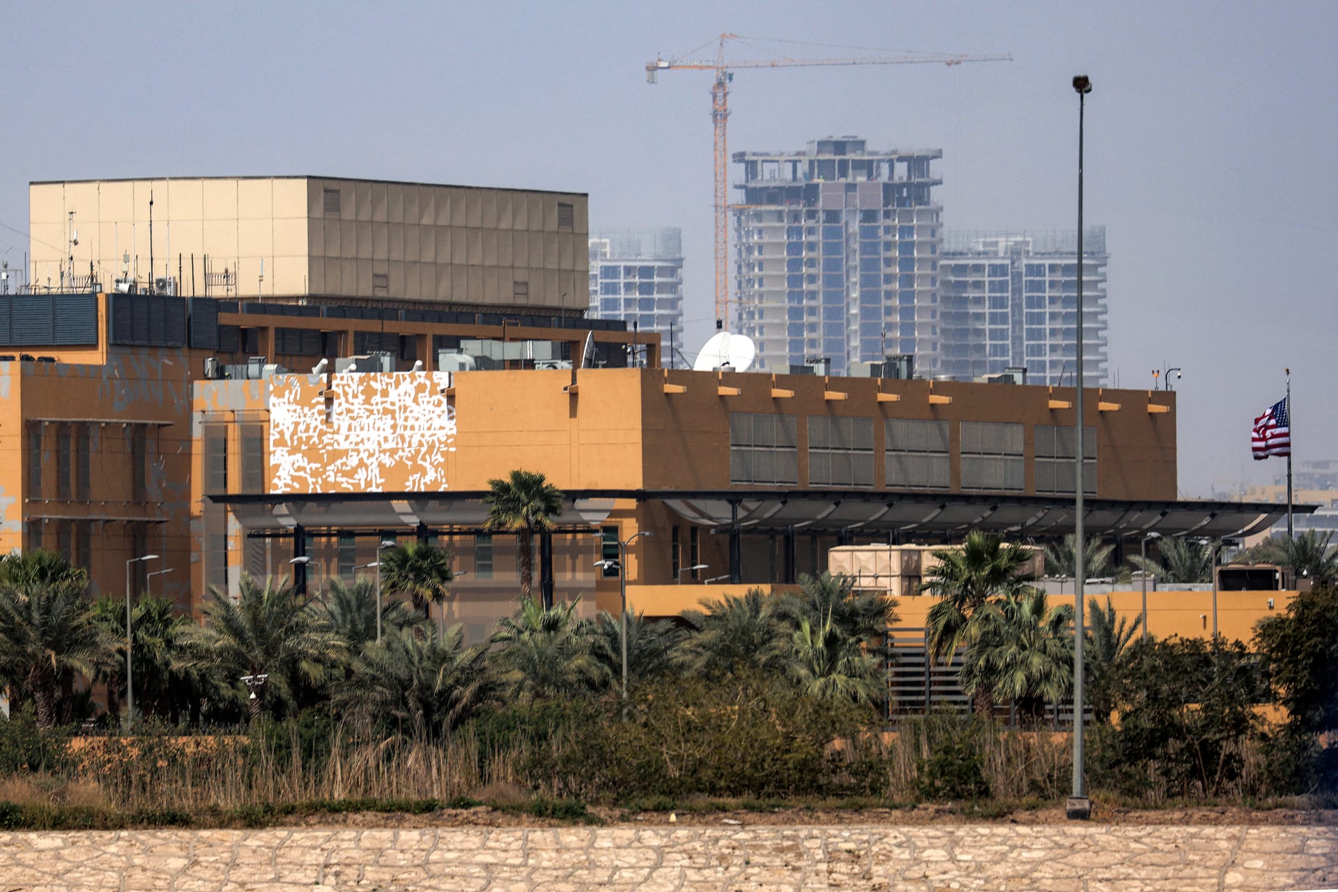 العراق.. الدفاع الجوي يتصدى لمقذوف مما يتسبب في انفجار قرب السفارة الأمريكية