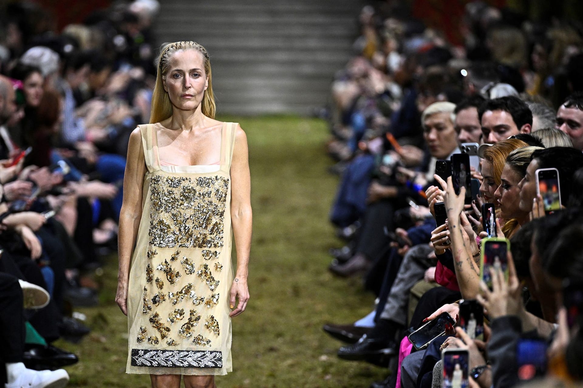 غياب الهواتف المحمولة في العروض.. كيف أعادت باريس موضة التسعينيات؟