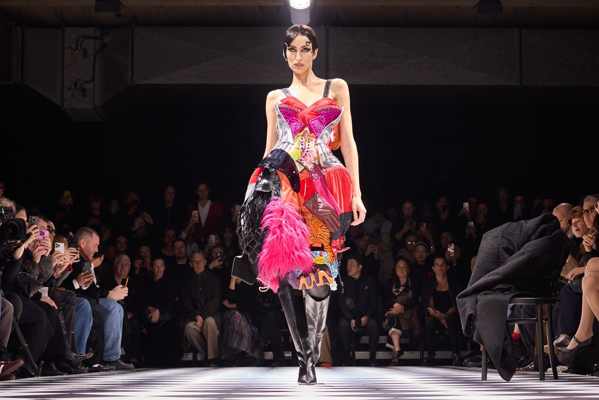 مشيت عارضات جونيا واتانابي بأسلوب مسرحي نادرًا ما يُرى اليوم، إلا في لقطات قديمة لعروض الأزياء في التسعينيات.