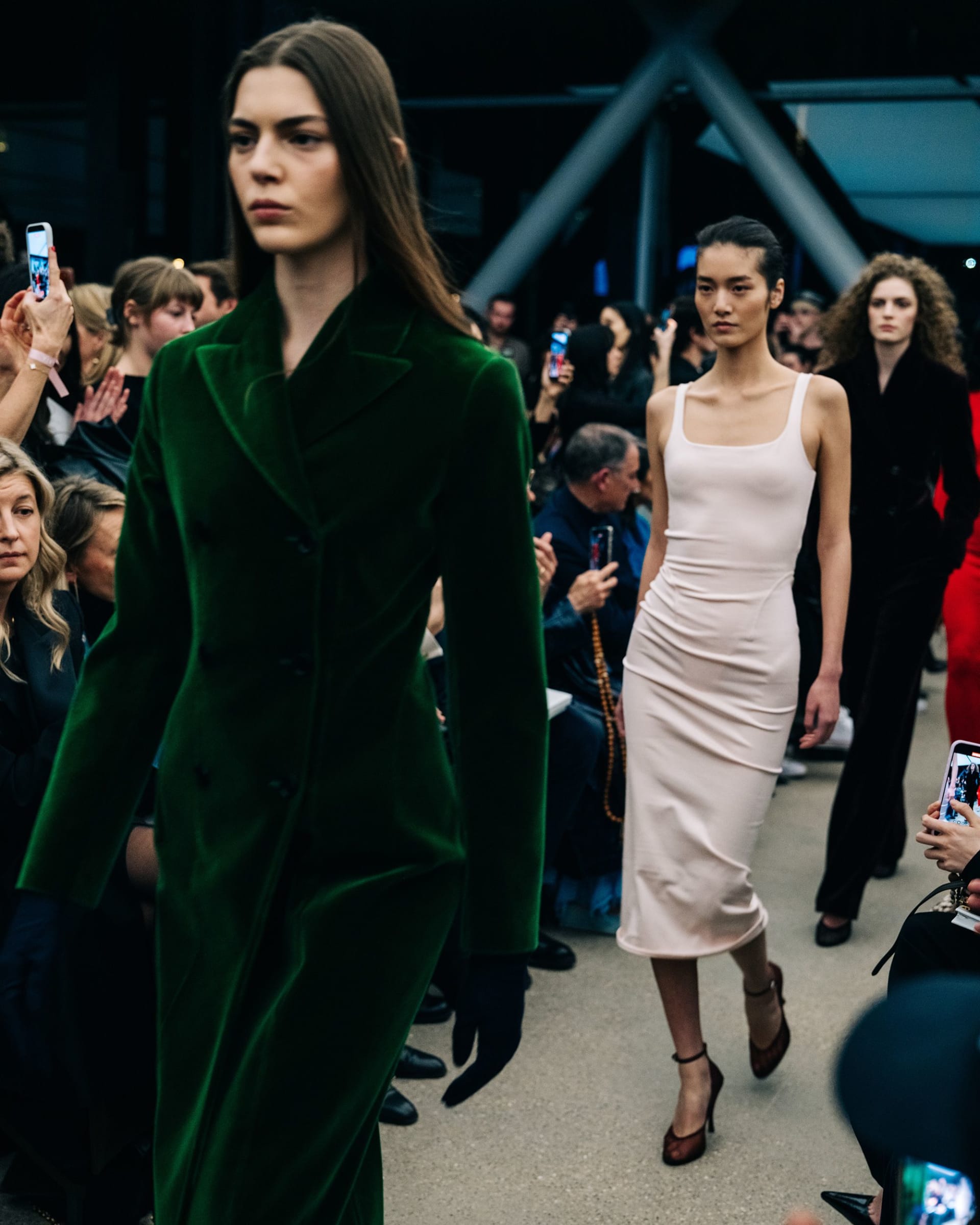 وضع المصمم المغادر لدار "آلايا" الفرنسيّة بيتر مولير، الحضور قريبًا جدًا من ملابسه في العرض، حتى كاد يمكنهم ملامسة تصاميمه المصنوعة من فرو العجول.