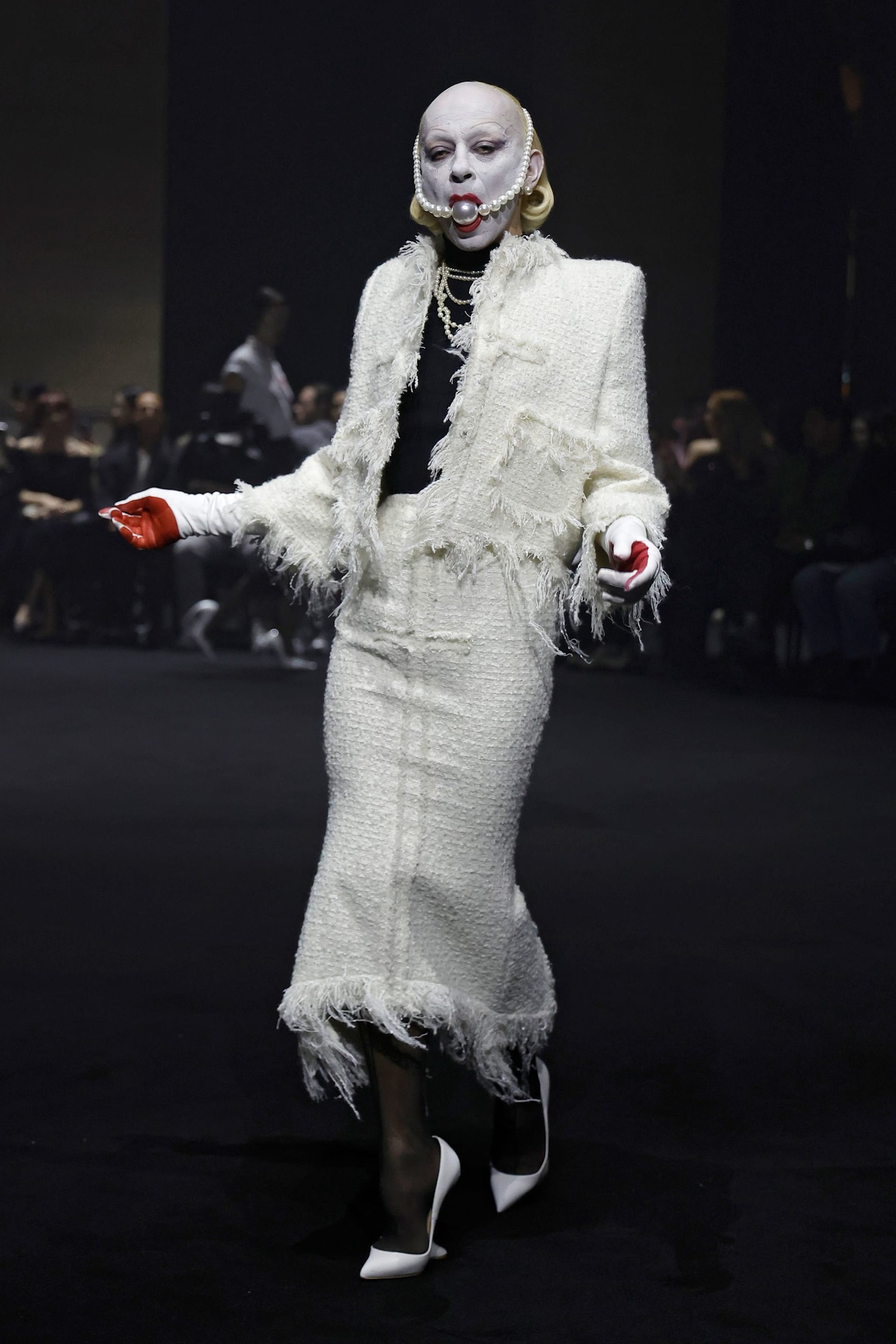 تعيد العلامة Matières Fécales إلى الأذهان أسلوب جون غاليانو وألكسندر ماكوين، الذين كانوا يعتقدون أن تصميم تنورة جريئة يمكن أن يكون عملًا تحديًا وثوريًا.