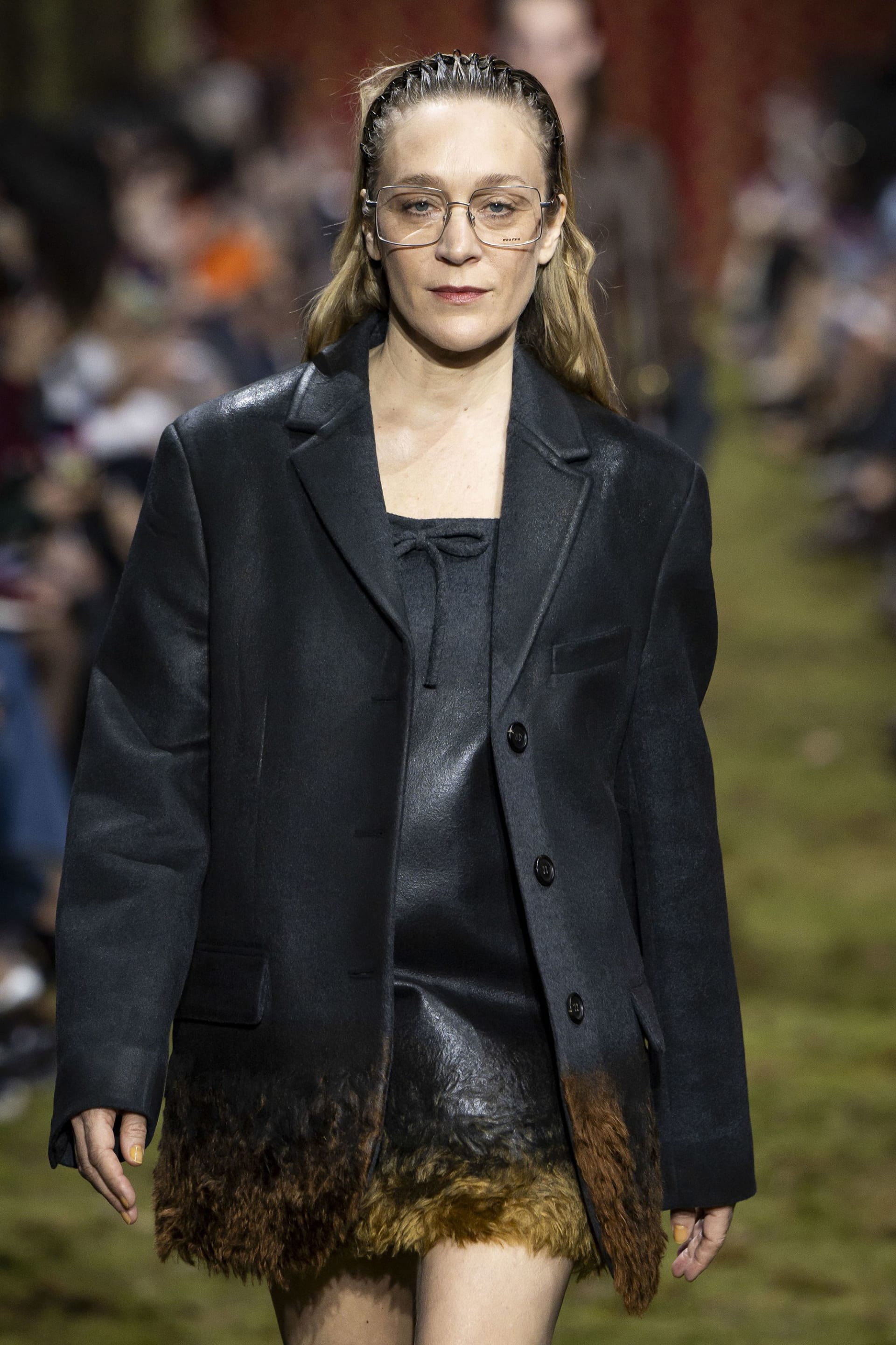 ظهرت الممثلة والعارضة الأمريكية كلوي سيفاني ، إحدى أولى وجوه "ميو ميو"عند إطلاق العلامة في التسعينيات، أيضًا في العرض هذا العام.