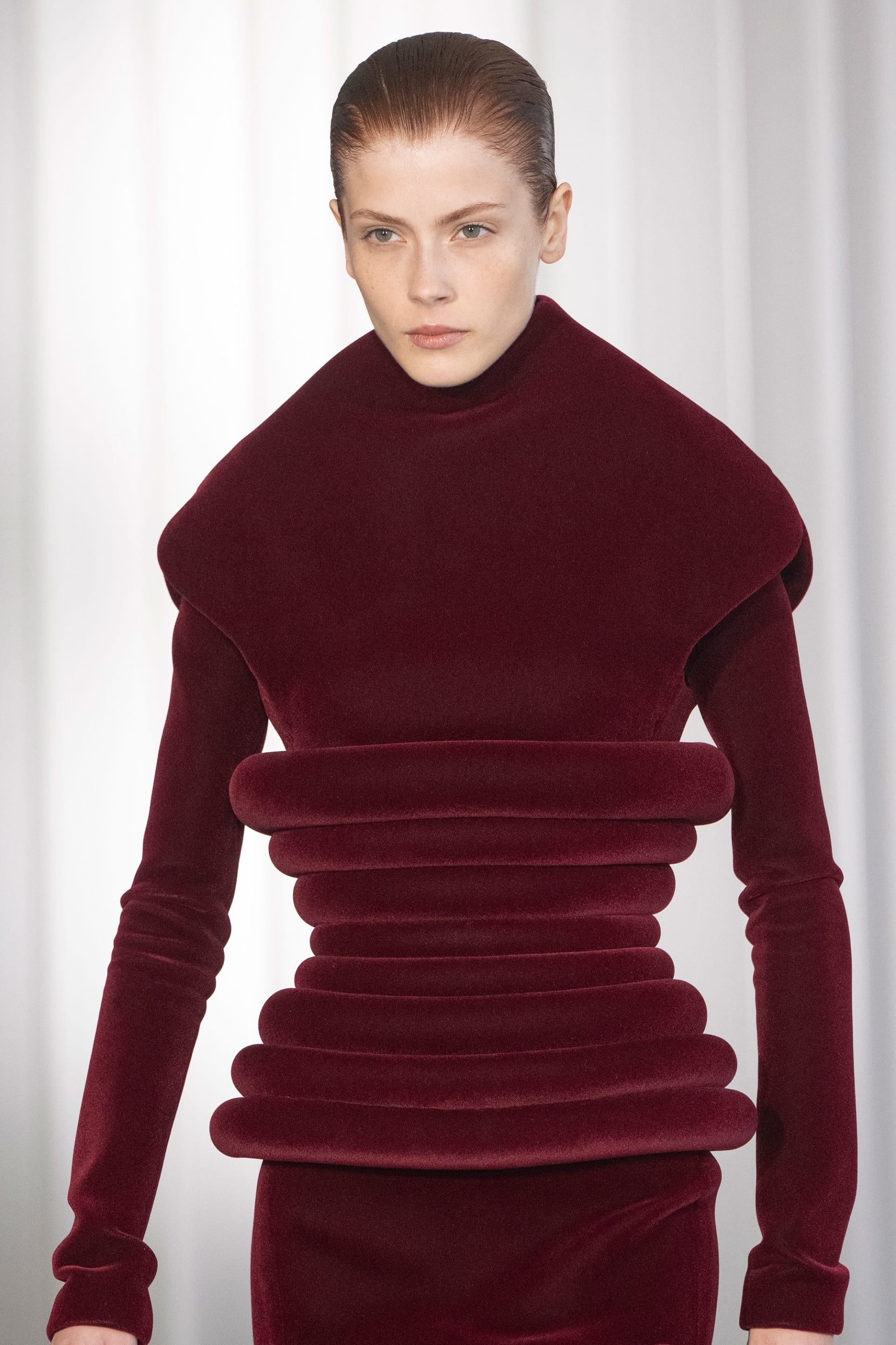 إطلالة من جان بول غوتييه صممها دوران لانتينك، الذي ينتمي لجيل الألفية، ولكن تصاميمه تجسد الجوهر الاستفزازي لمؤسس العلامة الذي تحمل اسمه.