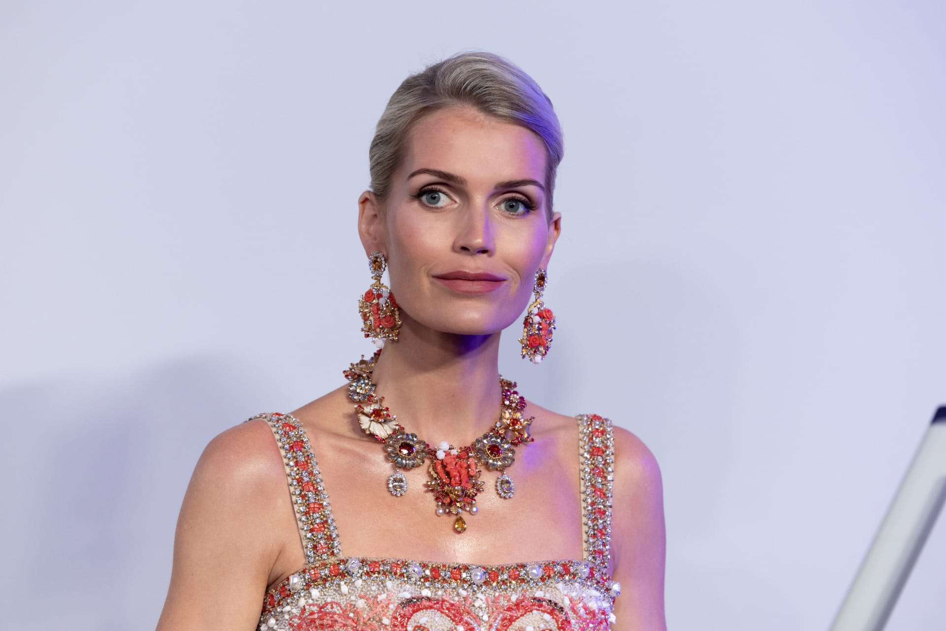 ابنة شقيق الأميرة ديانا كيتي سبنسر تتألق بفستان من القرن الثامن عشر في موناكو 