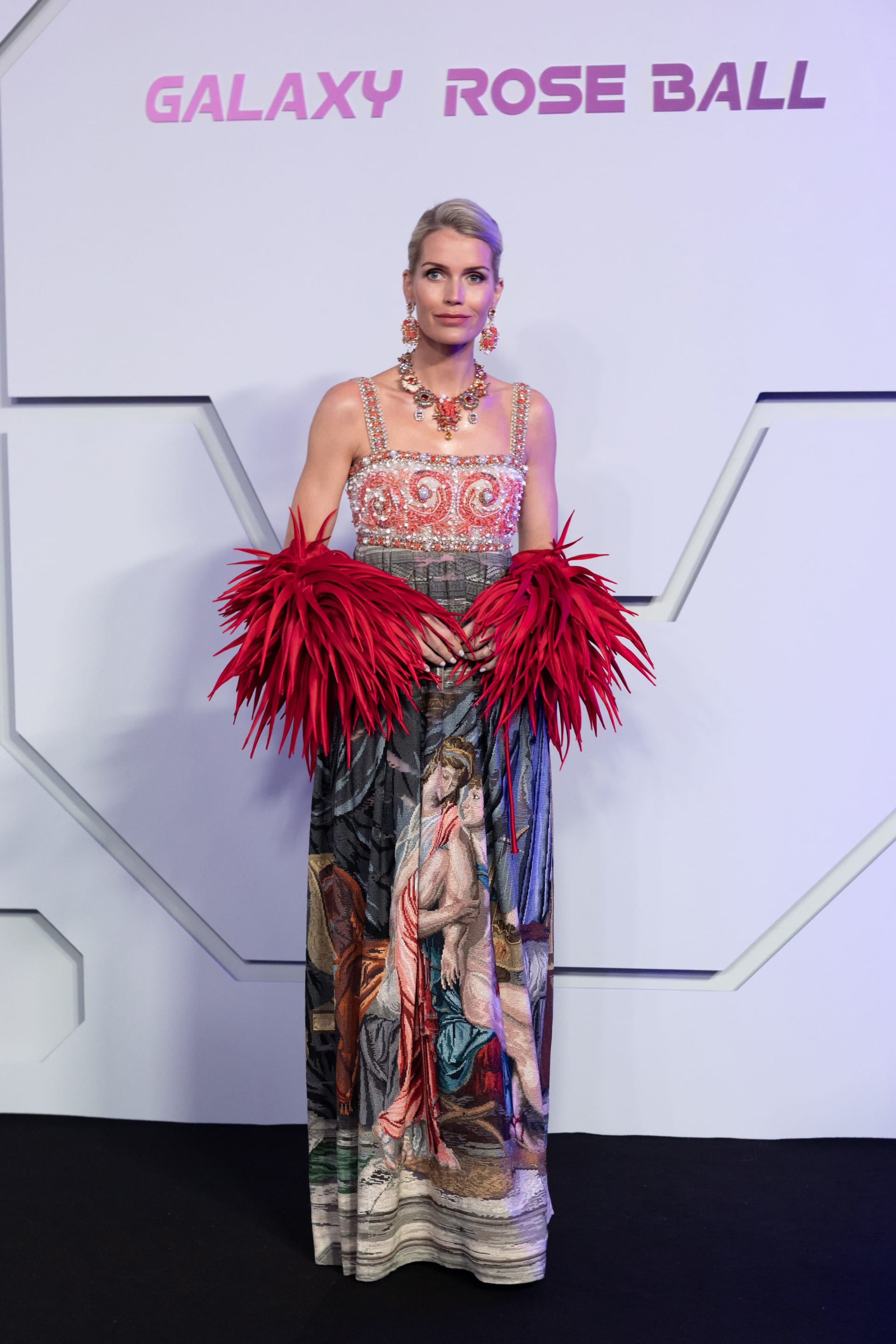 استوحيت تنورة الفستان  من لوحة الفنان الفرنسي الكلاسيكي جاك لويس دافيد "حب باريس وهيلين" التي تعود إلى العام  1788. 