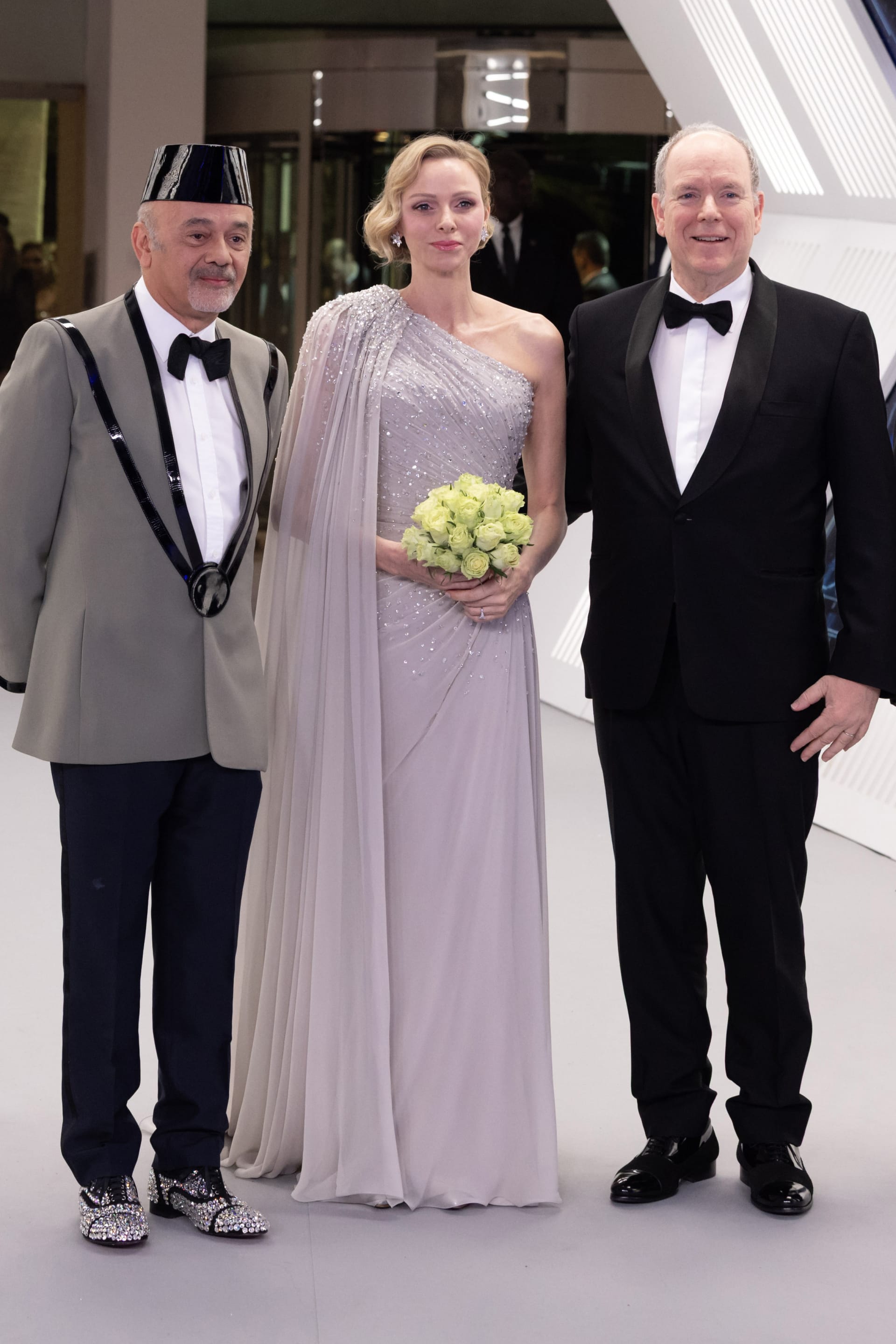 الأميرة شارلين برفقة زوجها أمير موناكو، ألبرت الثاني، والمصمم الفرنسي كريستيان لوبوتان. 