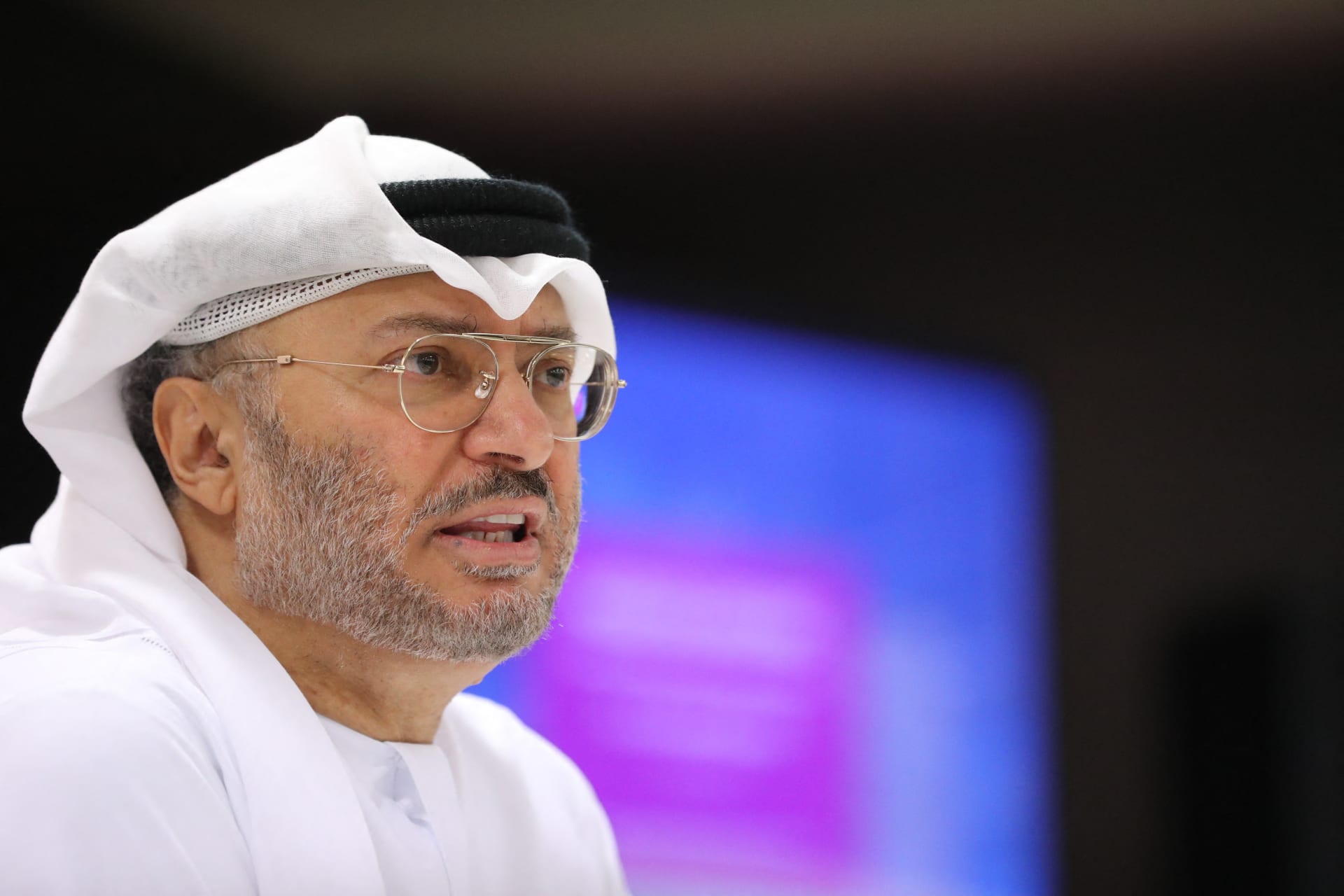 قرقاش يوجه انتقادًا للدول العربية والإقليمية "الكبرى": أين أنتم في وقت الشدّة؟