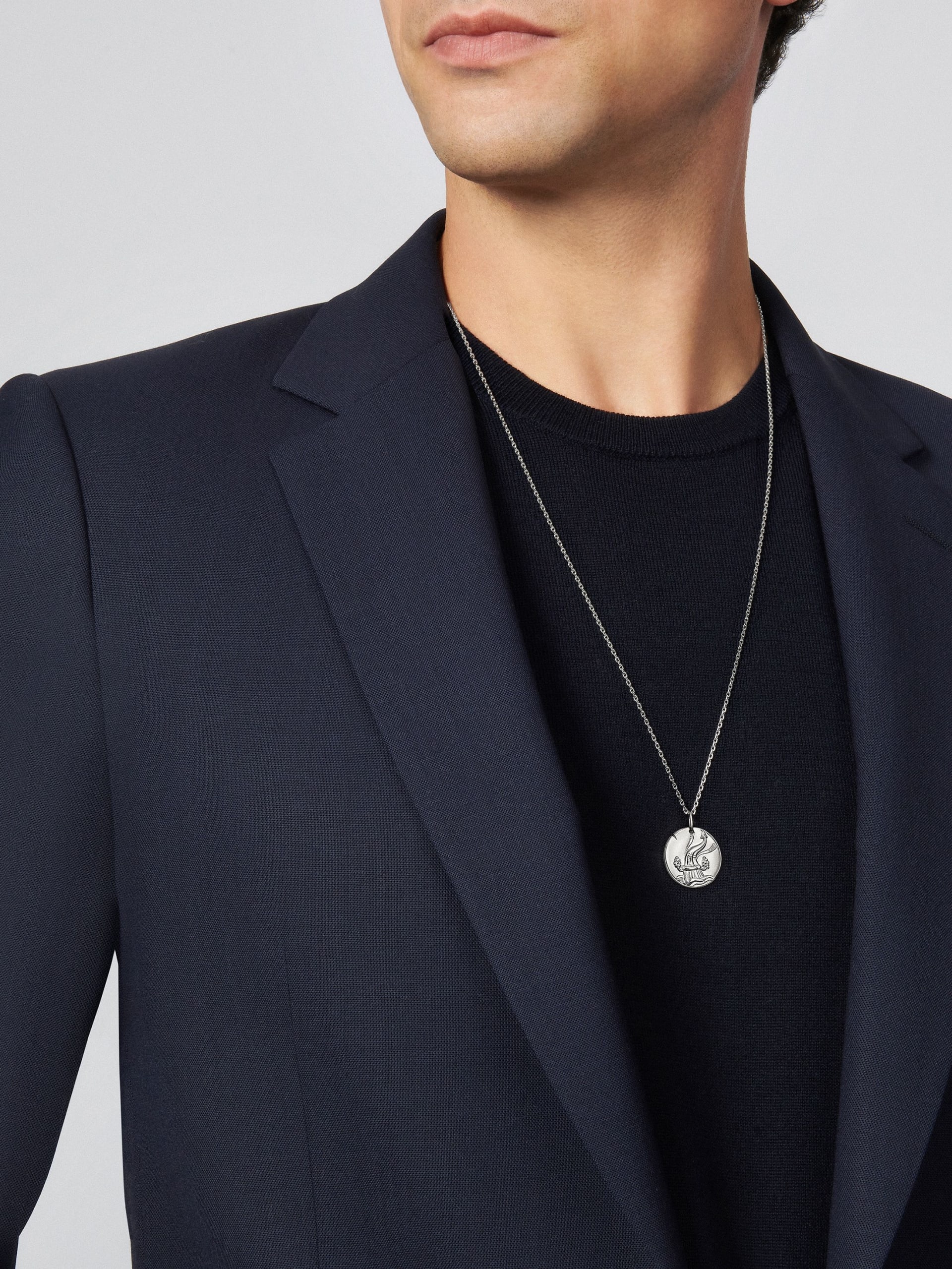 تُعاد إطلاق مجموعة المجوهرات المستوحاة من الأبراج التابعة لدار "فان كليف أند آربيل" هذا العام، في خطوة تهدف إلى جذب عملاء جدد من الفئات الشابة.