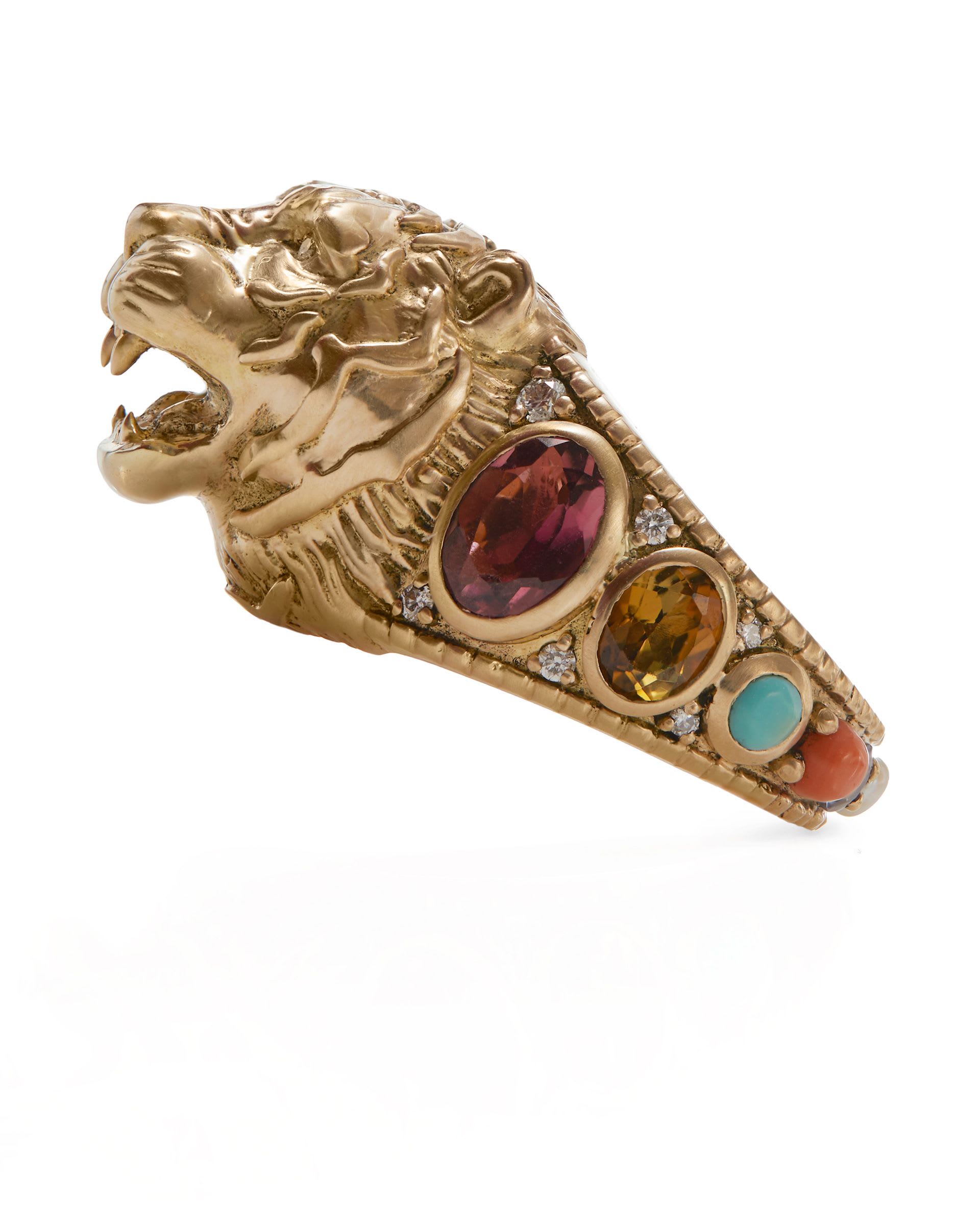 خاتم مستوحى من الأبراج من المصمم الهندي سابياساتشي. 