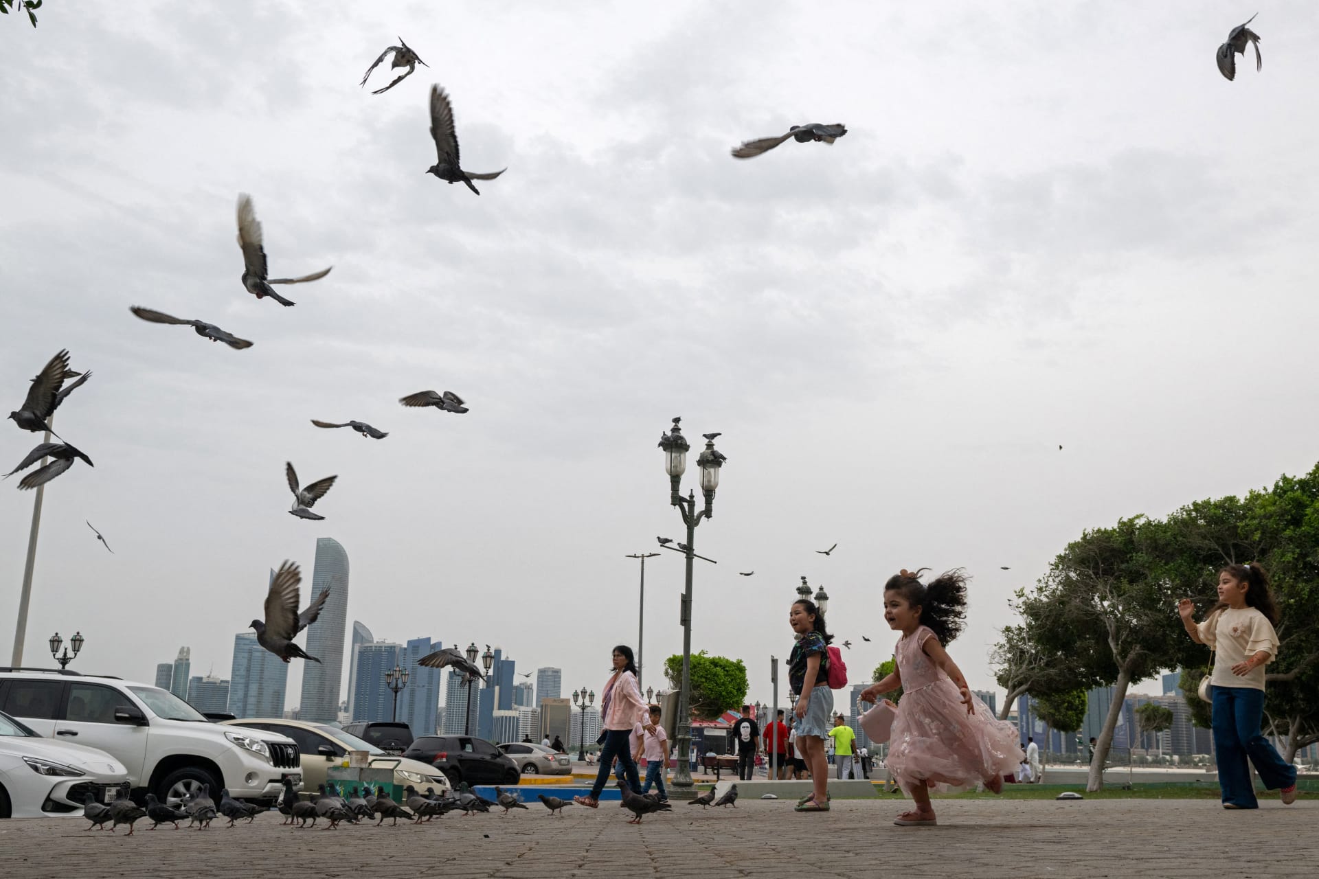 كيف بدت الحياة في مدن الخليج العربية بعيد الفطر وسط الحرب؟