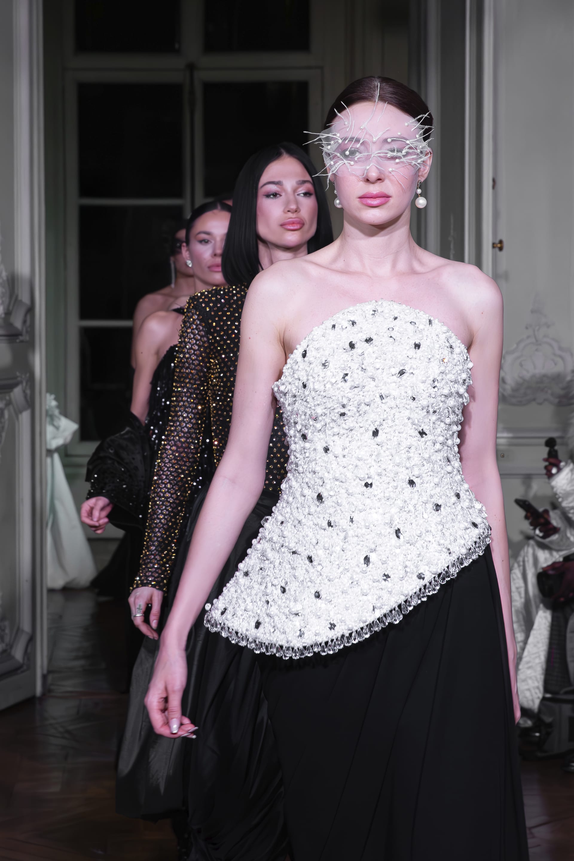 سارة أنسي.. أزياء مصرية تجوب عواصم الموضة العالمية