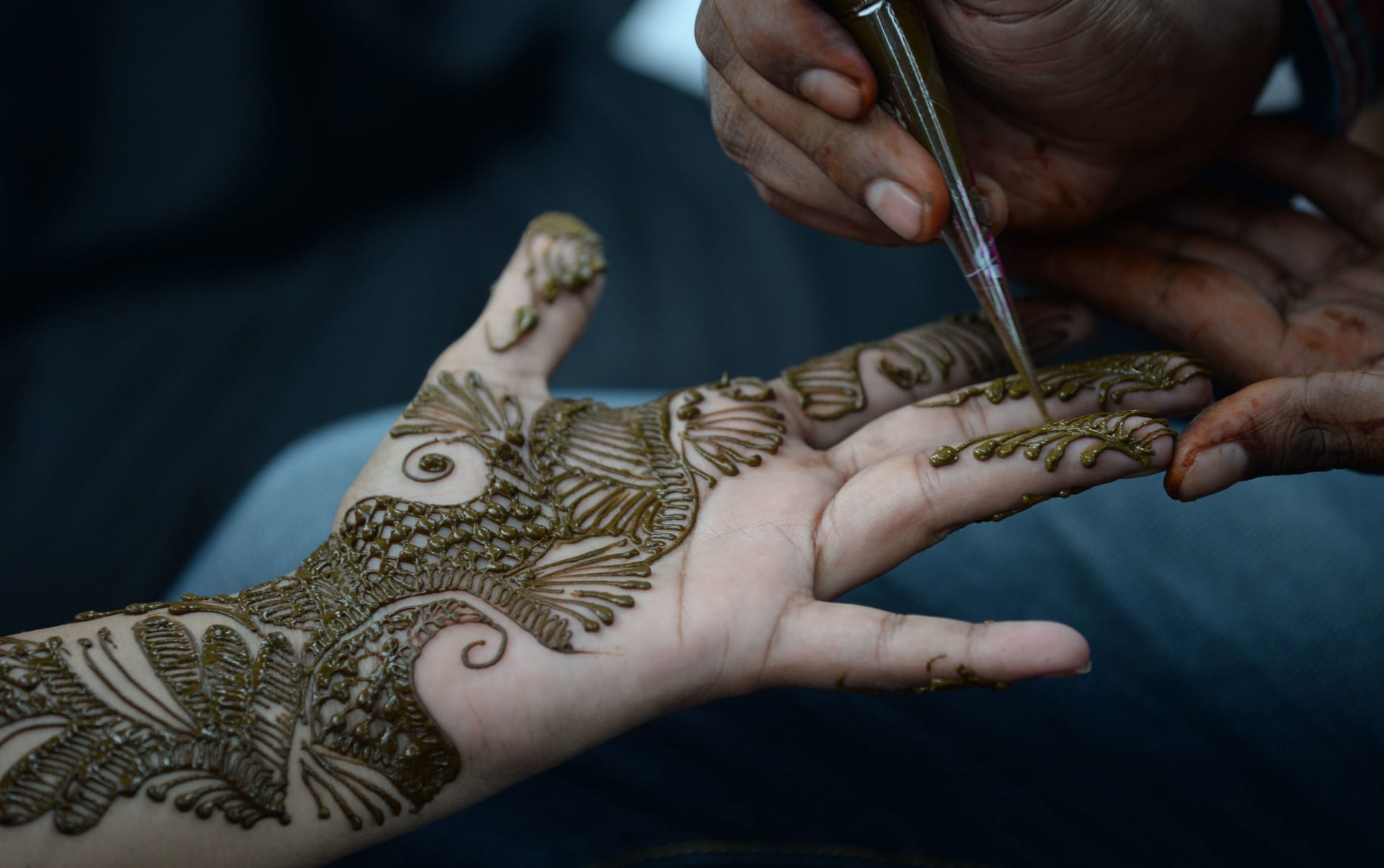 تختلف أنماط الحناء والرسمات والتقنيات باختلاف البلاد. 