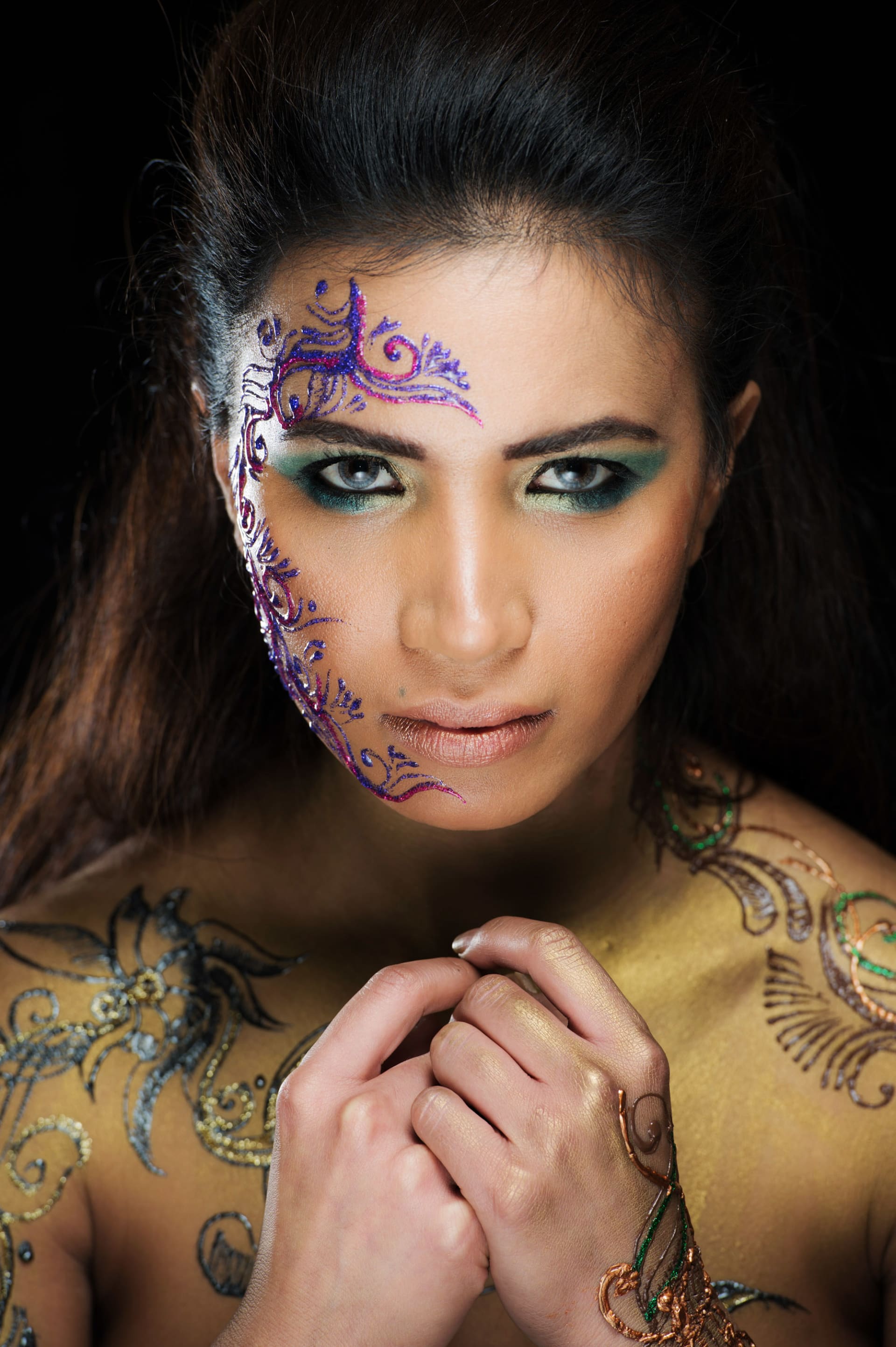 جلسة تصوير  للفنانة البريطانية الهندية بافان أهلوواليه دهنجال  في لندن. 