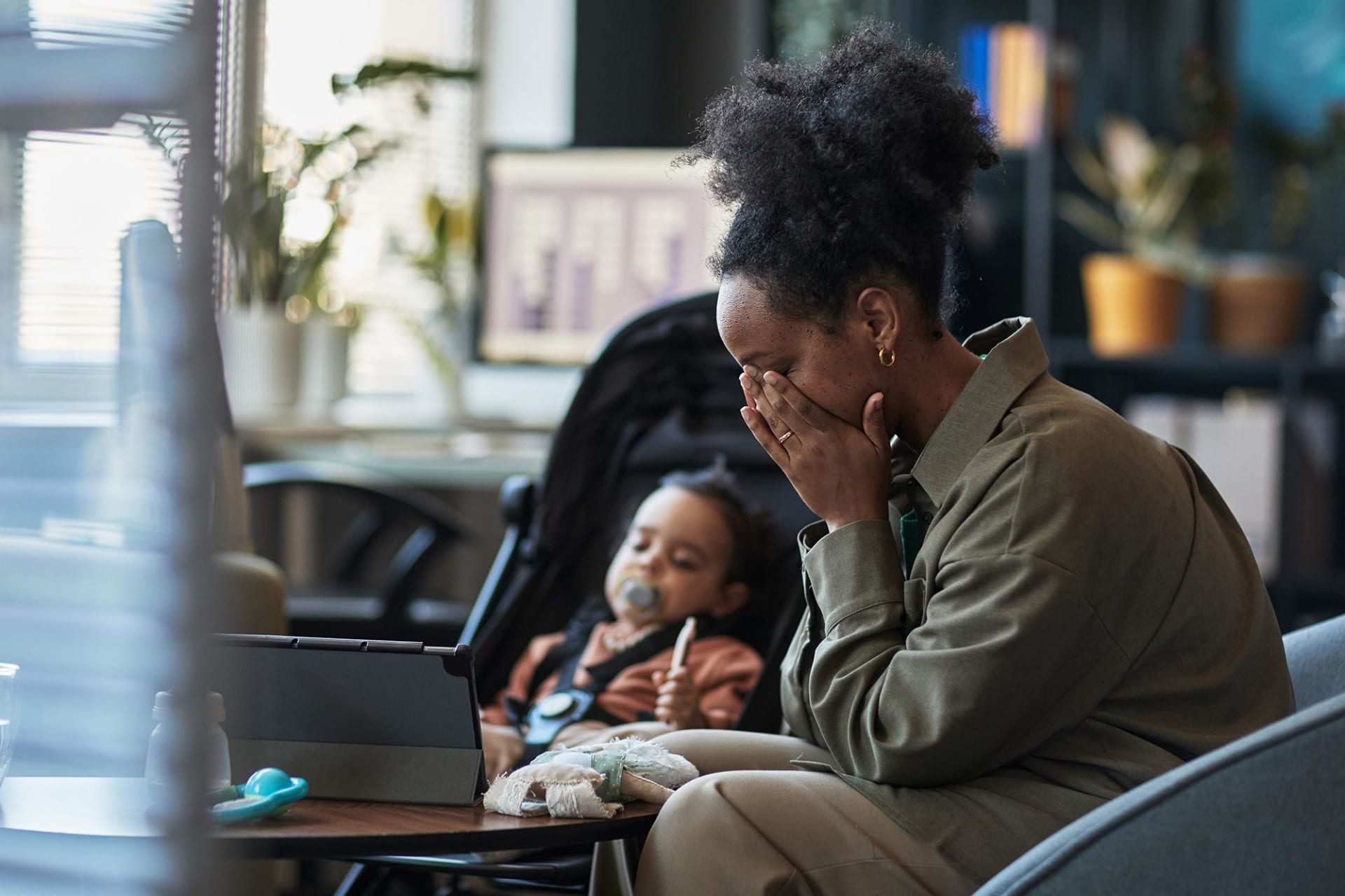 لِمَ تتعرّض الأمهات لكمية لوم مرعبة إلى درجة وصفهن بالأمهات السيئات؟